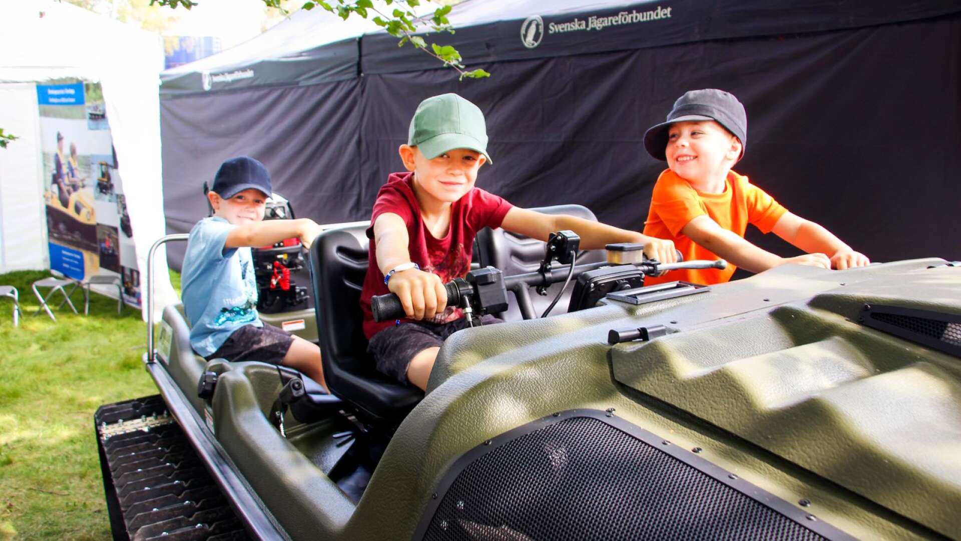 Bröderna Kevin, 6, Liam, 8, och Filip, 4, Mauritzon från Forshaga är intresserade av motorer och trivdes gott på årets jaktmässa. 