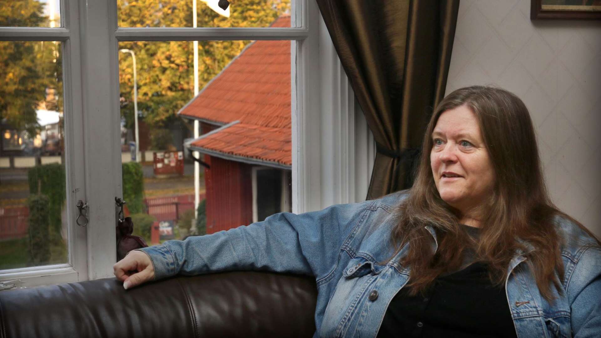 Lotte Dalgaard är tillbaka i Mariestad efter 28 år. Då arbetade hon som journalist och bevakade häktningen av en dansk man misstänkt för Helena Anderssons försvinnande. Nu är hon här för att göra research inför en bok om kriminalfallet.