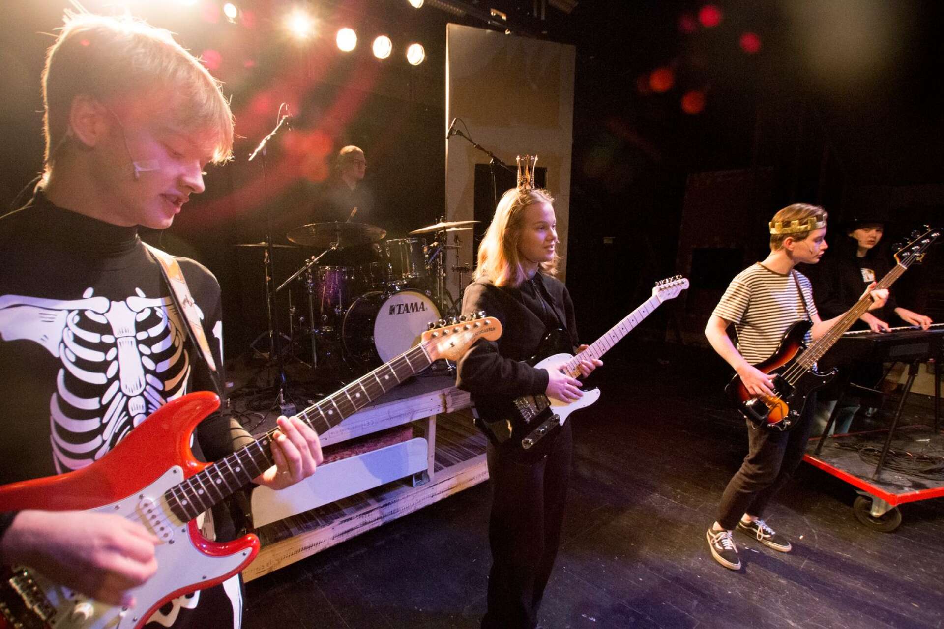 Edvin Mattsson, Lisa Kvarnevik, Ville Danielsson Kihlström och Tova Ling Starrin spelar alla musiker i Prinsessans rockband.