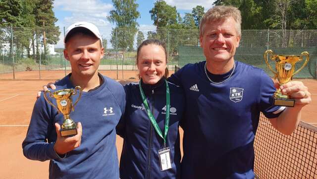 Tvåan Arvid Lindblad, Lidköpings TK, tävlingsledaren Sara Tegnér, samt segraren Thomas Friberg, Karlstad TK, efter finalen av Åmåls tennisvecka som Friberg vann med 6–2, 6–1.