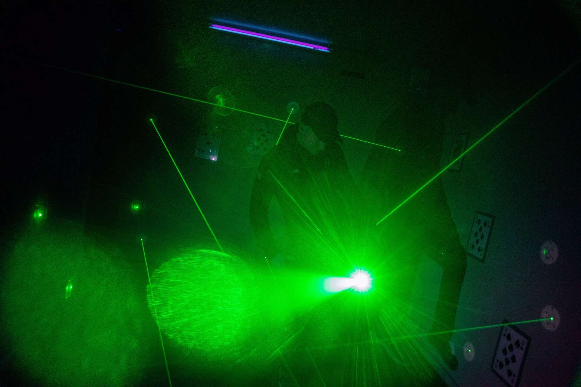 Med hjälp av laser går det att skapa häftiga effekter. Eric Schön har en talang för att bygga questar som utmanar såväl hjärnan som fysiken.