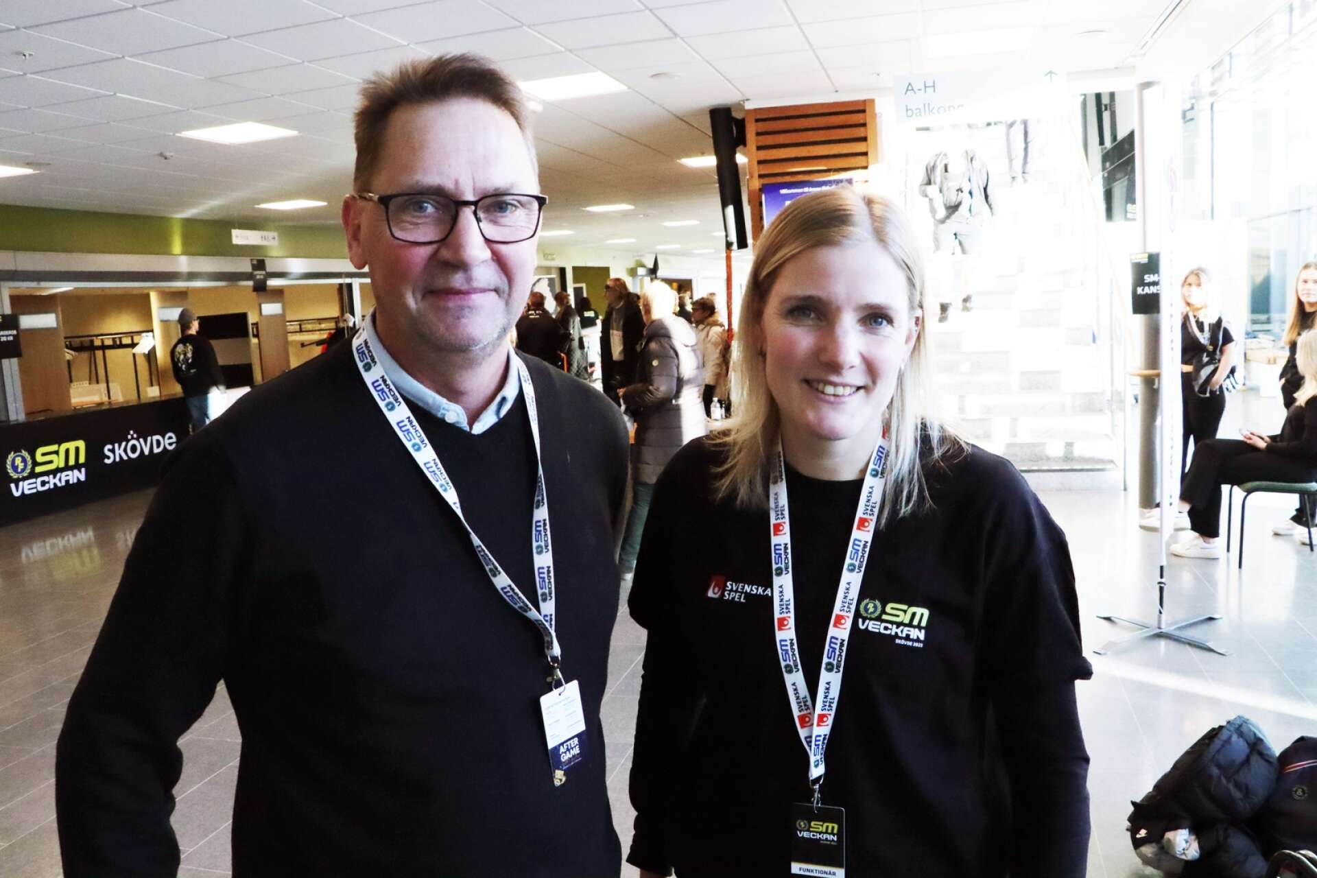 Kavelbrogymnasiets biträdande rektor Tore Gustavsson och läraren Johanna Lundstedt är stolta över hur snyggt deras elever sköter funktionärsuppdraget under SM-veckan.