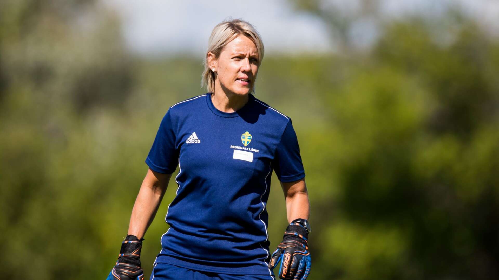 Förutom rollen som målvaktstränare i Mallbacken har Maria Busk Madand de senaste åren varit verksam för Svenska Fotbollförbundet i flera roller.