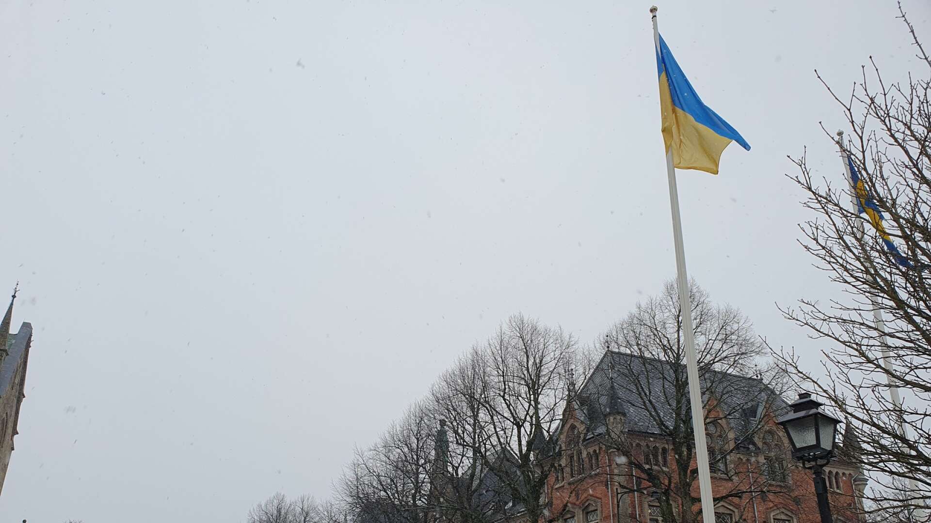 Under fredagsmorgonen vajade ukrainska flaggor tillsammans med de svenska i Skara.
