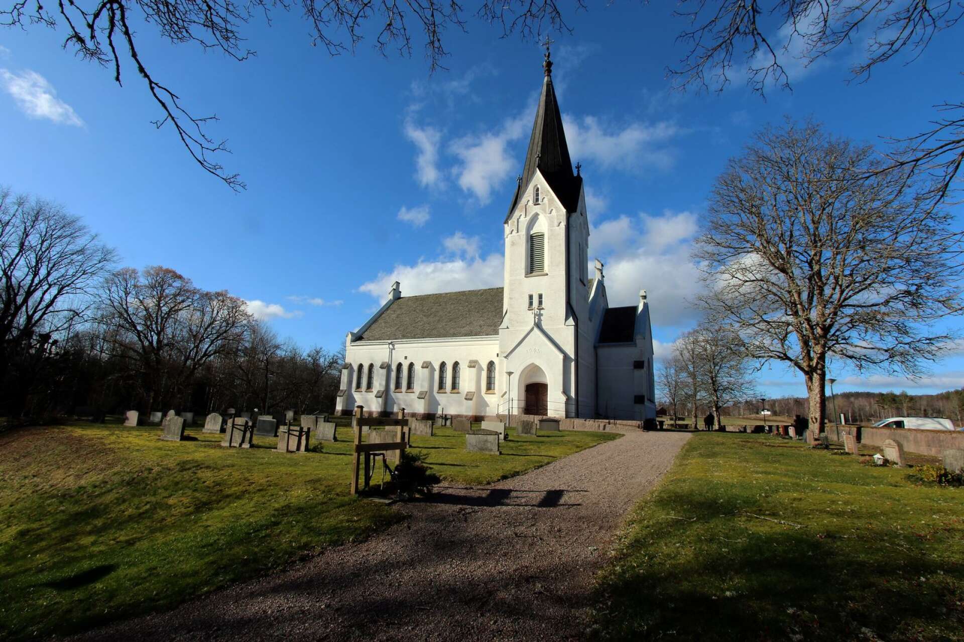 Edsleskogs kyrka tillhör Åmåls församling och invigdes 1905. Nu inrymmer kyrkan även ett modernt församlingshem.
