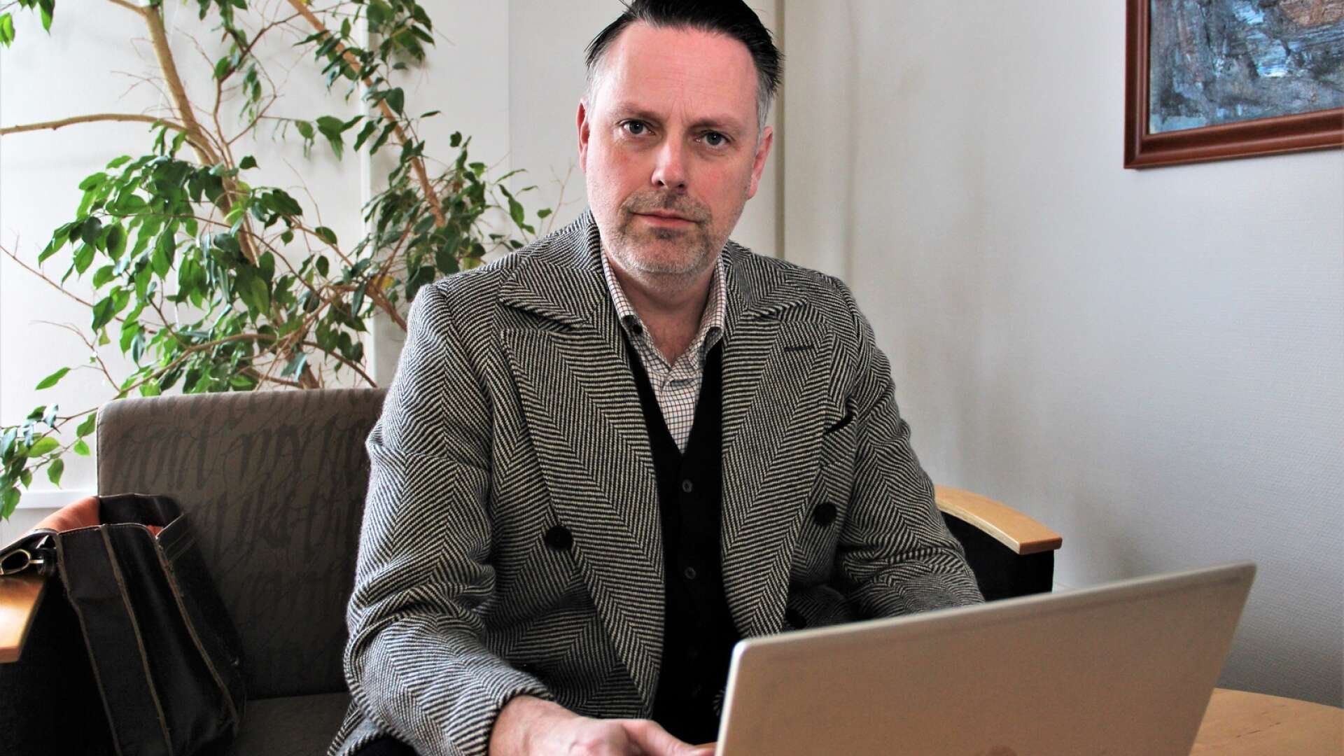 Björn Johansson, som idag är tf kommundirektör i Degerfors kommun har förstås sökt om att få tjänsten permanent.