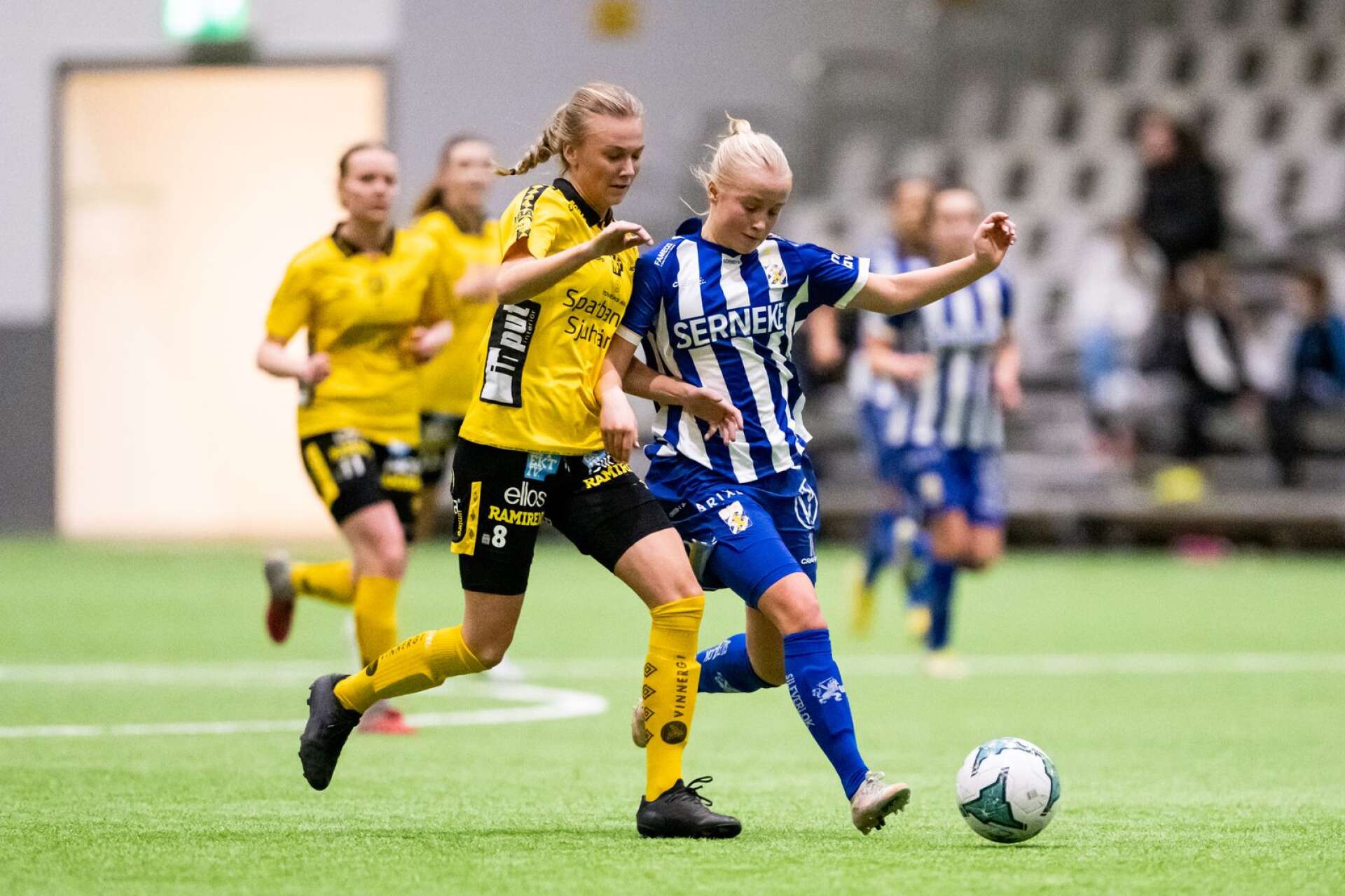 Elfsborgs Linn Sångberg och IFK Göteborgs Ida Kjellman i duell.