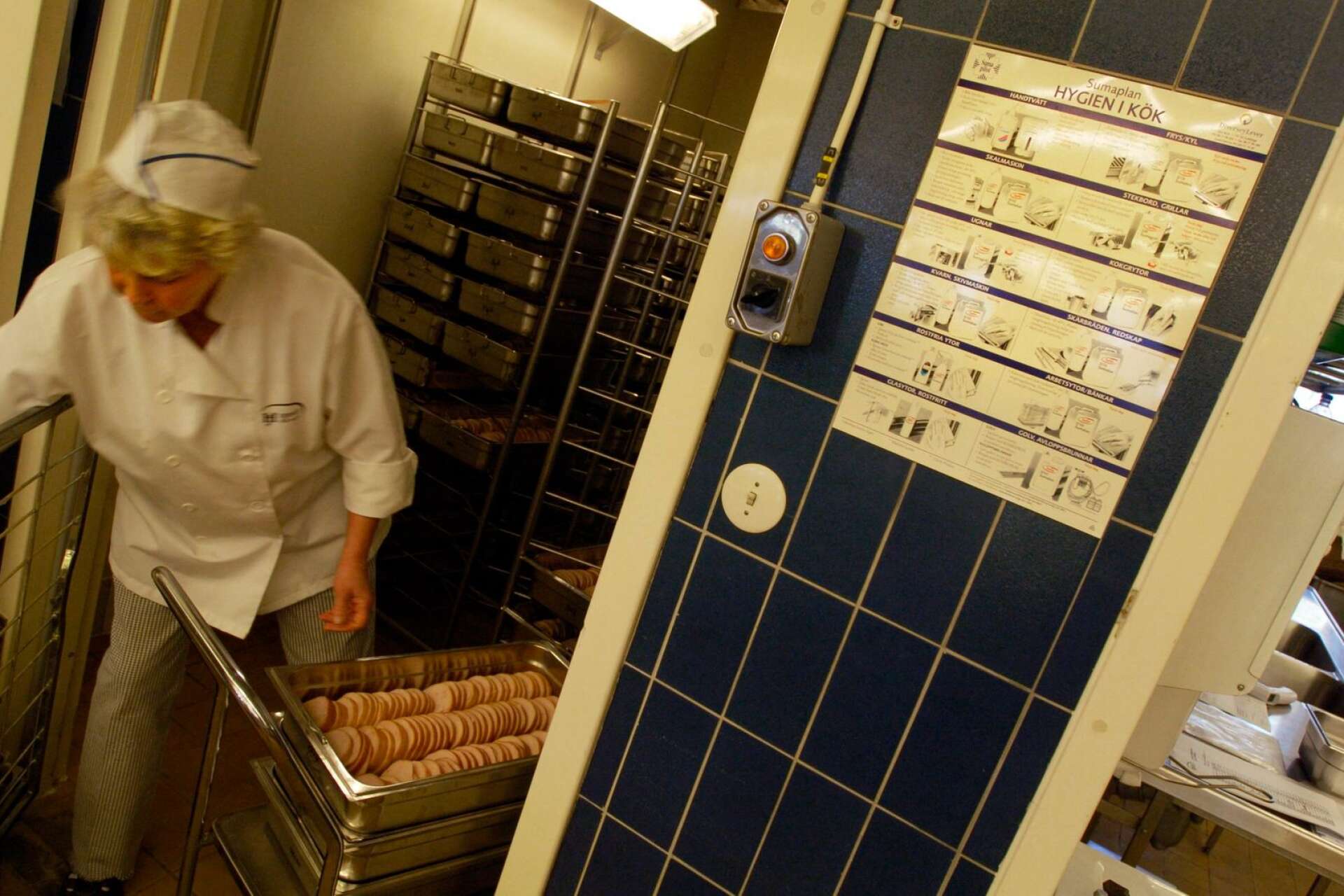 Karlstads kommun kontrollerar över 700 kök på krogar och andra serveringar varje år och resultaten offentliggörs på webben. Köket på bilden är dock fotograferat i annat sammanhang på annan plats i landet.