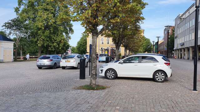 1 år sedan. Parkeringen på Kungsgatan är ersatt med en pop up-park och istället öppnade åtta nya parkeringsplatser på Södra torget. Men bilar parkeras även där det inte finns några parkeringsplatser. ”Det är inte tänkt att det ska vara en stor parkering. Vi kanske behöver förtydliga vad som gäller”, säger Hanna Åsander, projektledare på tekniska förvaltningen.