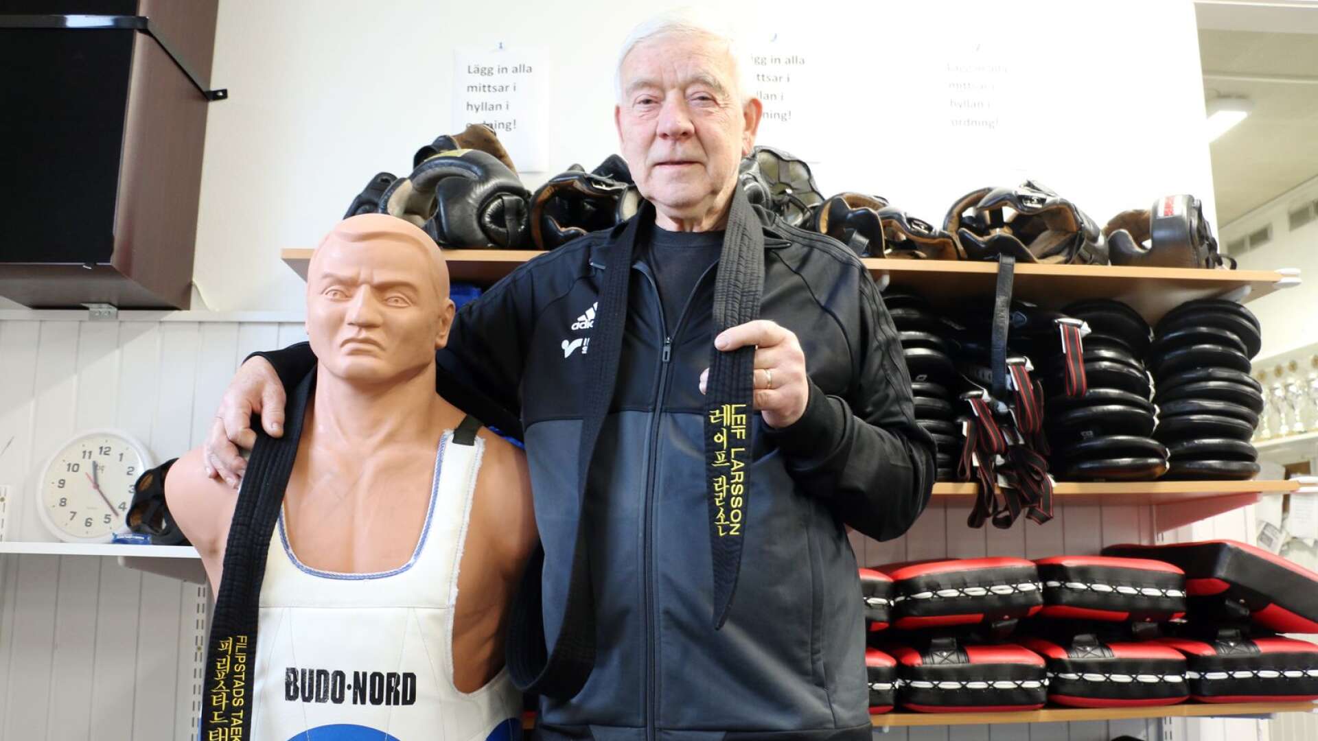 Leif Larsson har med åren växt till en stark profil i Filipstads taekwondoklubb. I våras tog klubbens nuvarande ordförande svart bälte, 76 år ung.