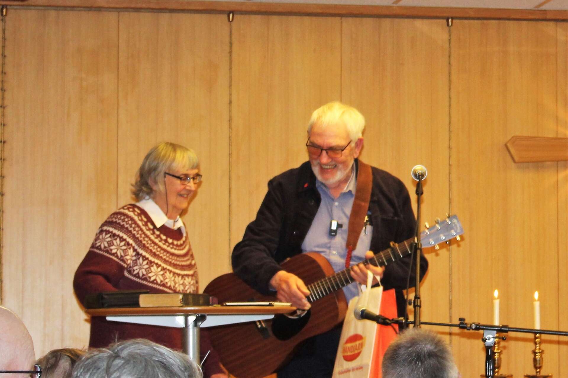 Lena och Paul Forssén, som tidigare varit kårledare för Frälsningsarmén i Åmål, hyllade de samgående församlingarna med dikt och sång. 