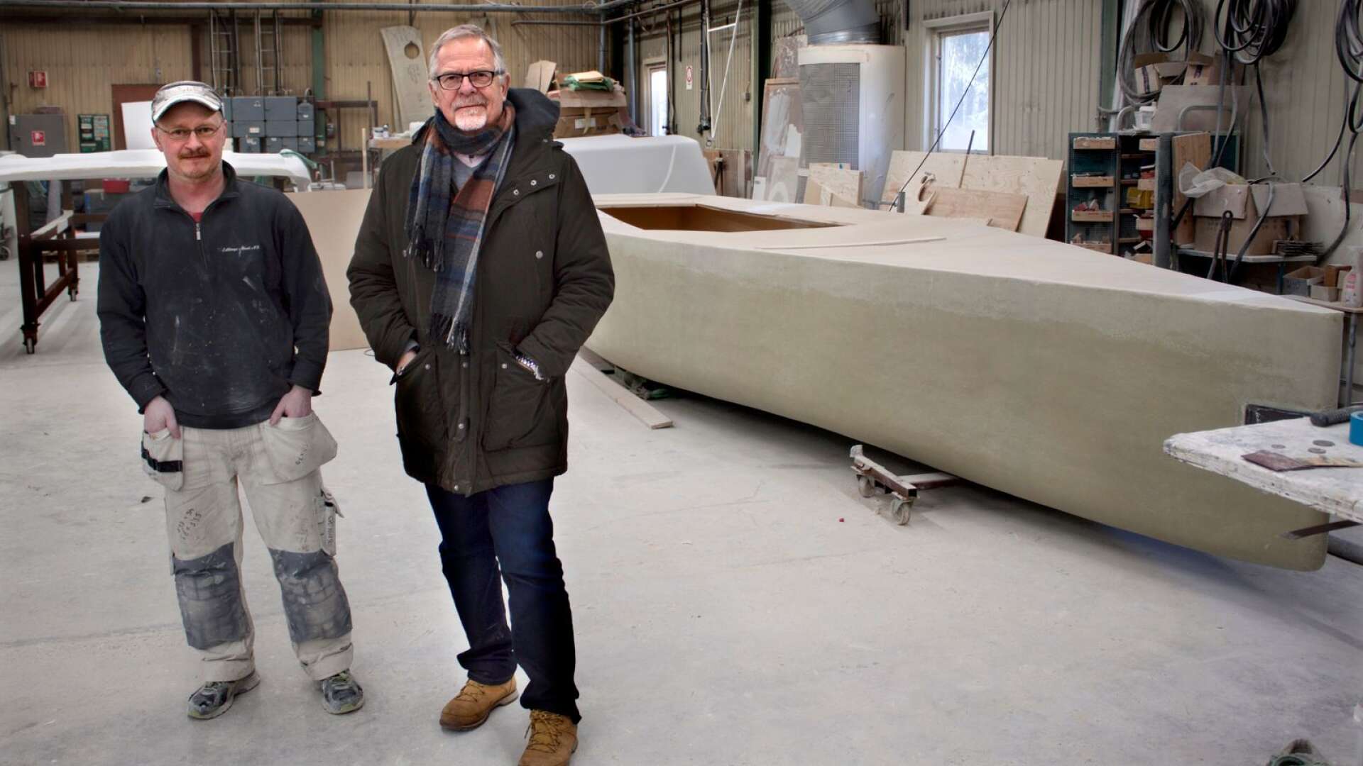 Bakom Petter Karlsson, CT Plast, Sysslebäck och Hans Nilsson, chef för The Wood Region, står prototypen till segelbåten som är en av de största  i sitt slag som printats ut av en 3D-skrivare i Sverige, nämligen av 3D-printern vid The Wood Region. 