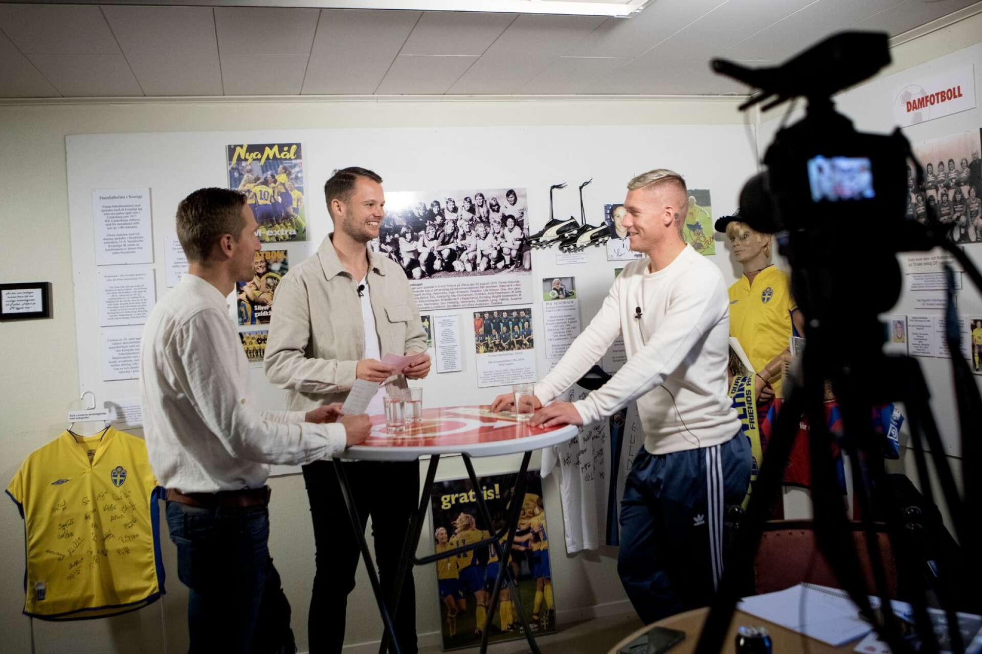 Sportredaktionens Dennis Pavlovic och Fredrik Narvelid tillsammans med Degerfors IF:s Victor Edvardsen under torsdagens inspelning av avsnitt nummer två.