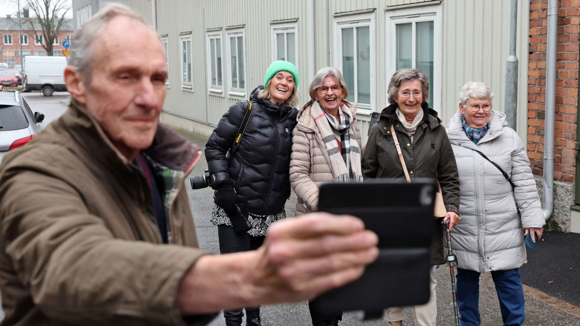 Att ta selfies visade sig vara lite komplicerat för Seniorsurfarna. Hä rförsöker Ulrik Hermansson ta bild på it-pedagog Elin Axelsson och guppmedlemmarna Ulla Ottosson, Birgitta Olofsson och Anita Carlsson. 