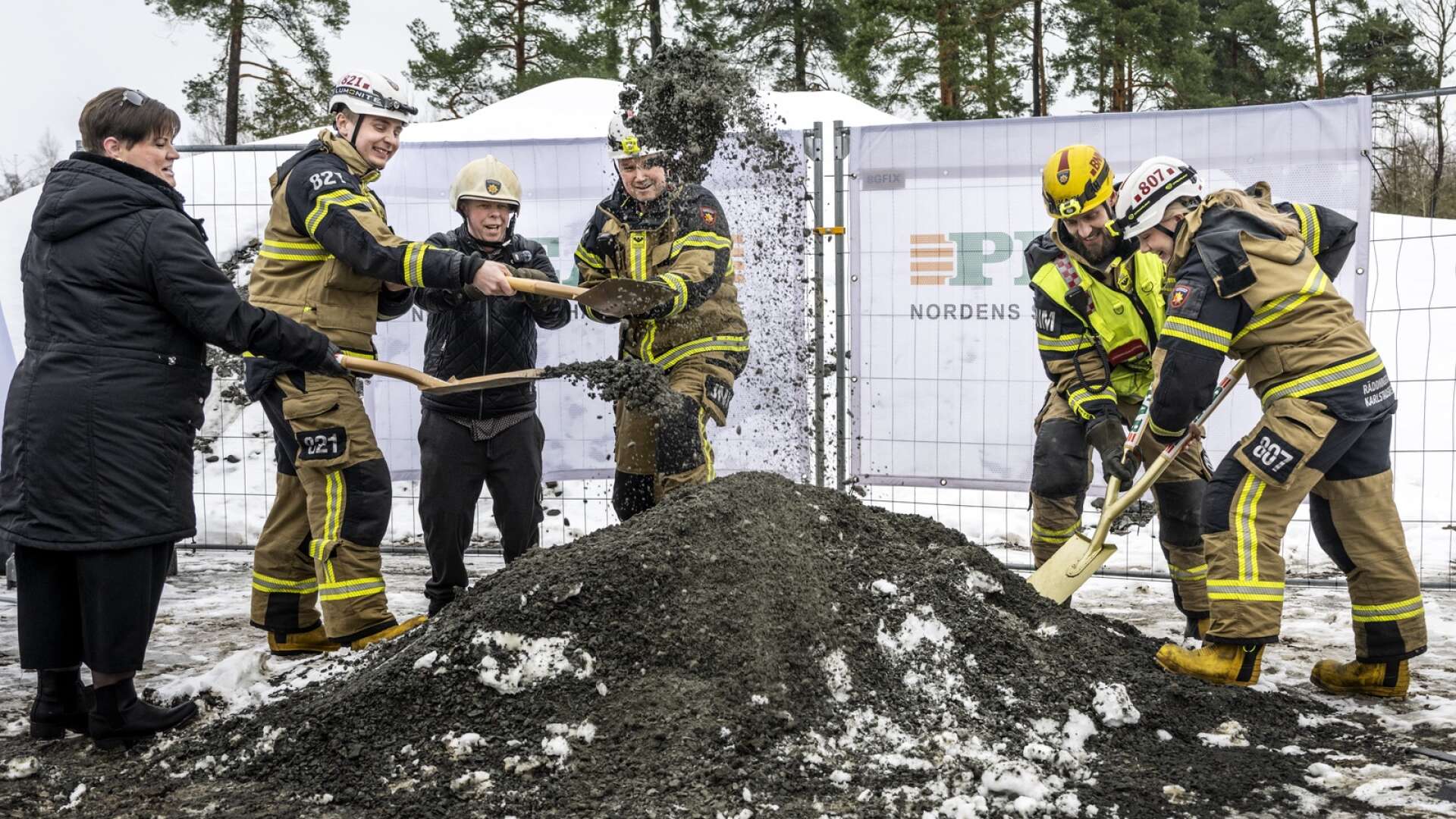 Lunchtid tisdag togs det första spadtaget för Grums nya brandstation. Lokalprofilen Christoffer Skåån och kommunalrådet Malin Hagström (S) deltog.