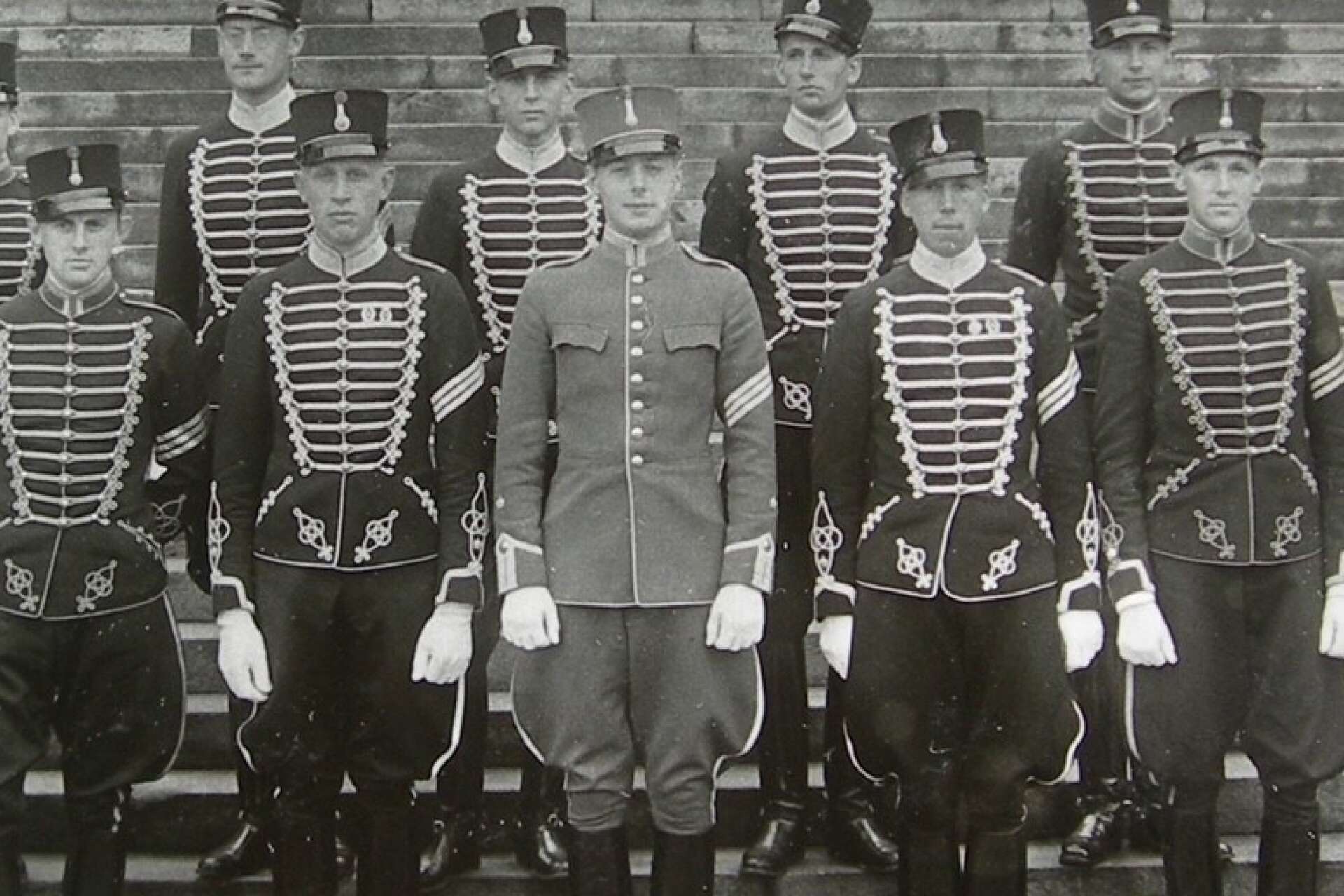 Torbjörn Öjstad, i mitten längst fram, på krigsskolan Karlberg, troligtvis 1939.