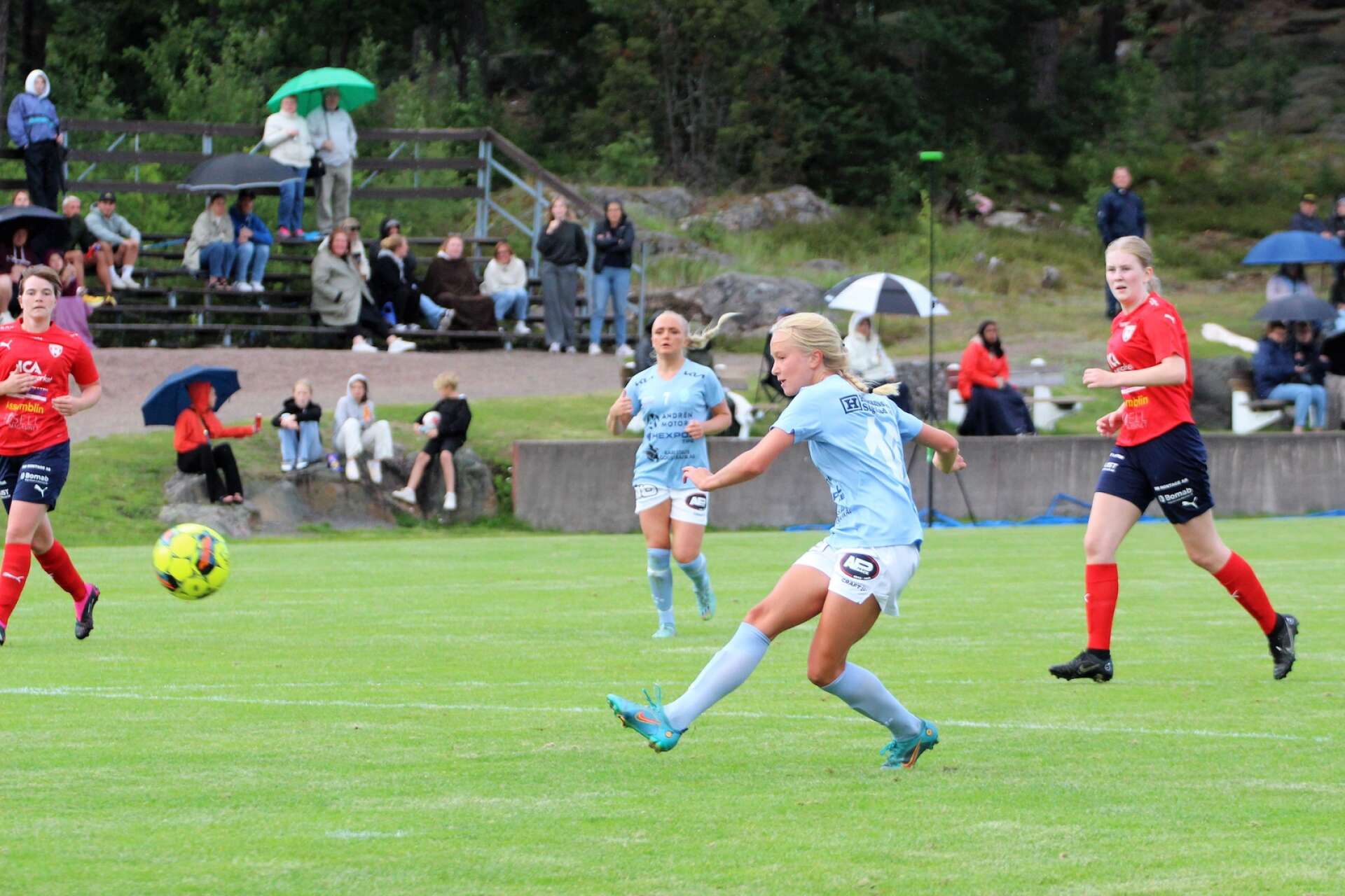 Nova Kjellman, närmast, gjorde Vikens enda mål mot Råda. Här i en match mot Bengtsfors.