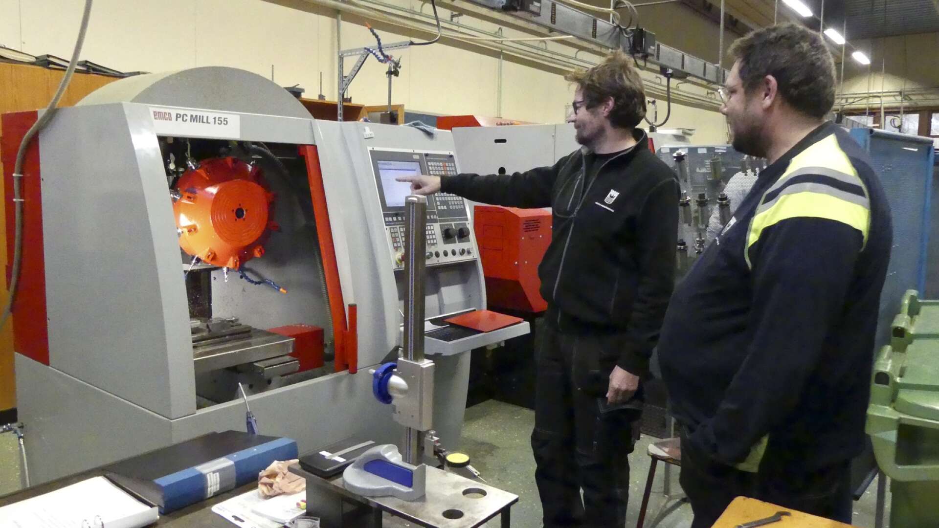Industriteknik programmet kommer tillbaka till Herrgårn&apos; till nästa läsår. Här lärarna Ulrik Loftman och Andreas Björklund vid en CNC-styrd maskin.