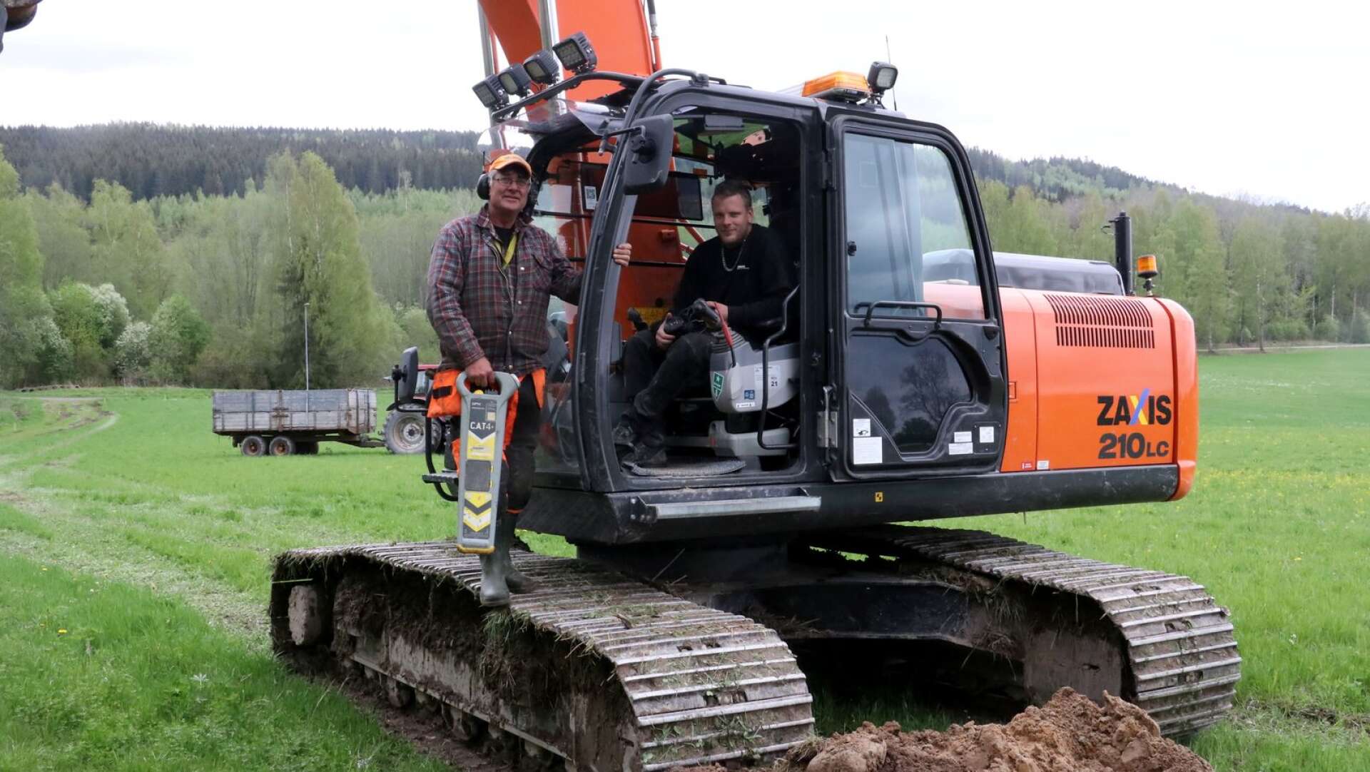Jan-Erik Karlsson och Patrik Berggren är i full gång med att färdigställa en hage till dikor. 