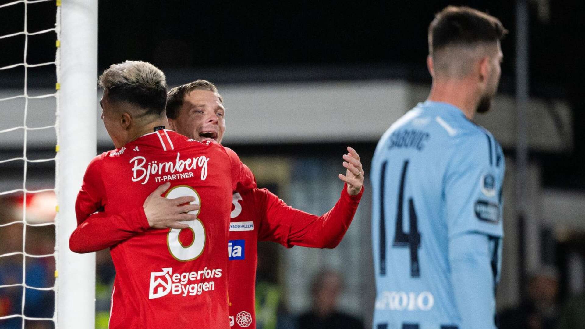 Assistläggaren Diego Campos och målskytten Johan Bertilsson jublar efter 3–0-målet i  85:e minuten. 