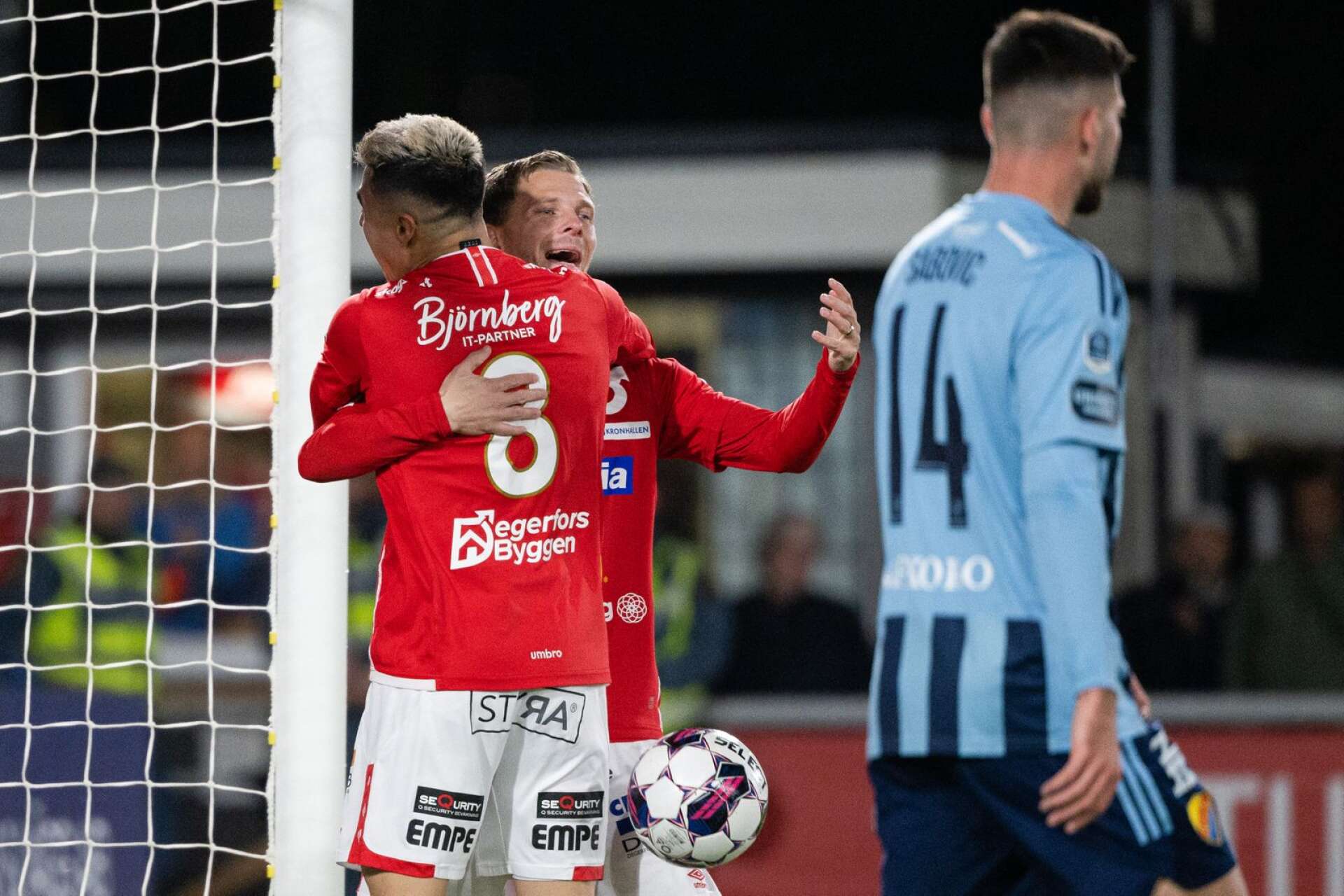 Assistläggaren Diego Campos och målskytten Johan Bertilsson jublar efter 3–0-målet i  85:e minuten. 
