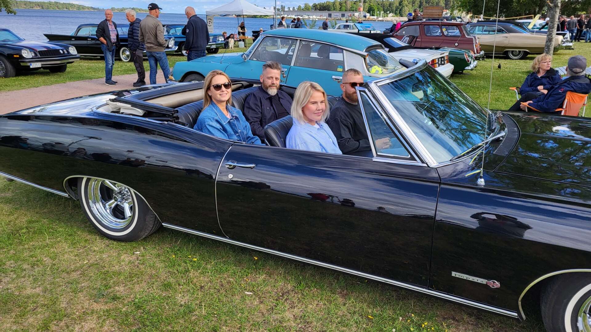 Dennis Magg, vid ratten på pappa Nicklas Chevrolet Impala av 1967 års modell, gled in på Bluestown MC:s fordonsträff tillsammans med flickvännen Elin Norström i passagerarsätet. I baksätet sitter Nicklas Magg tillsammans med sin fru Ylwa Magg.
