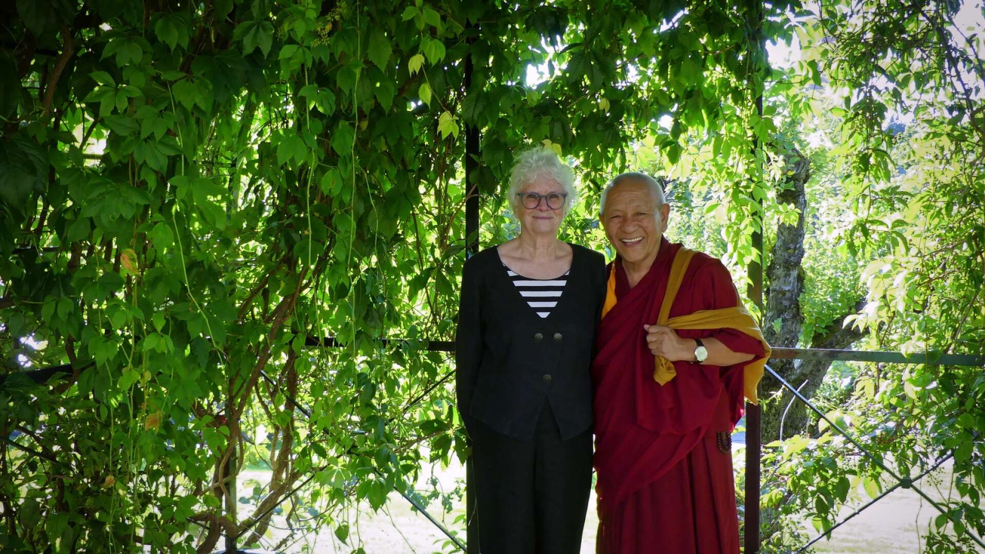 Pema Dorjee är mästare inom tibetansk buddism, hedersdoktor vid Karlstad universitet och har arbetet nära Dalai lama. Han besökte Säffle under tisdagen tillsammans med Carin Söderlind, Trinity Karlstad.