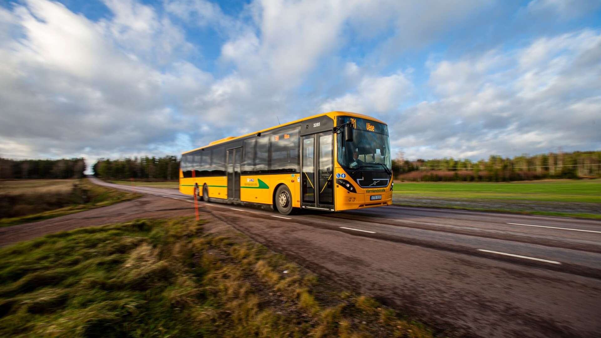 En förbättrad kollektivtrafik med sänkta biljettpriser ger människor i Värmland råd och möjlighet att ta sig till jobbet utan att samtidigt tvingas bidra till förödande utsläpp, skriver insändarskribenten.