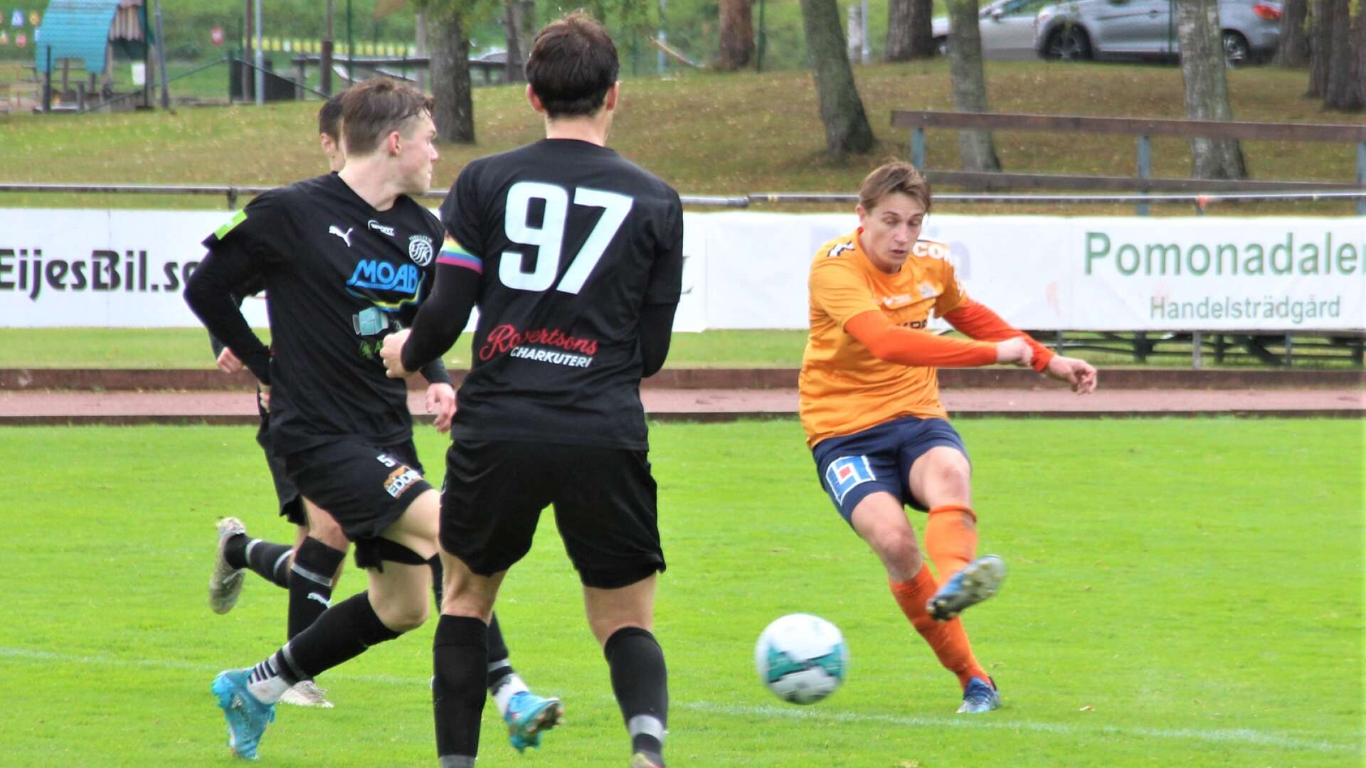 Säffle SK spelade 2-2 mot Yxhult på Sporthälla. Adrian Johansson avlossar ett långskott.