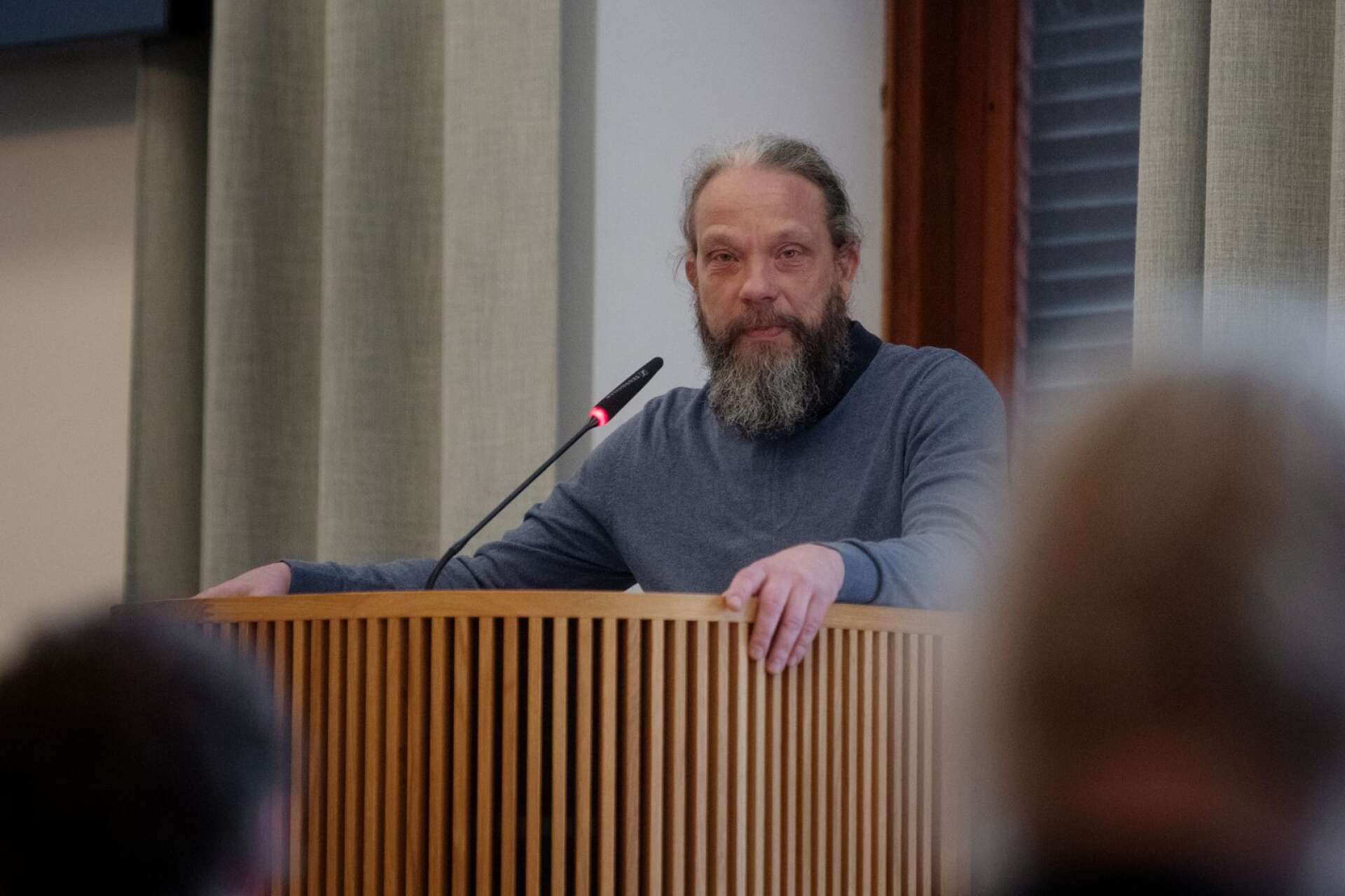 ”Det kanske är dags att se över budgetprocessen eftersom vi står här varje år”, sa Tobias Isaksson (V), ordförande för revisorerna. 