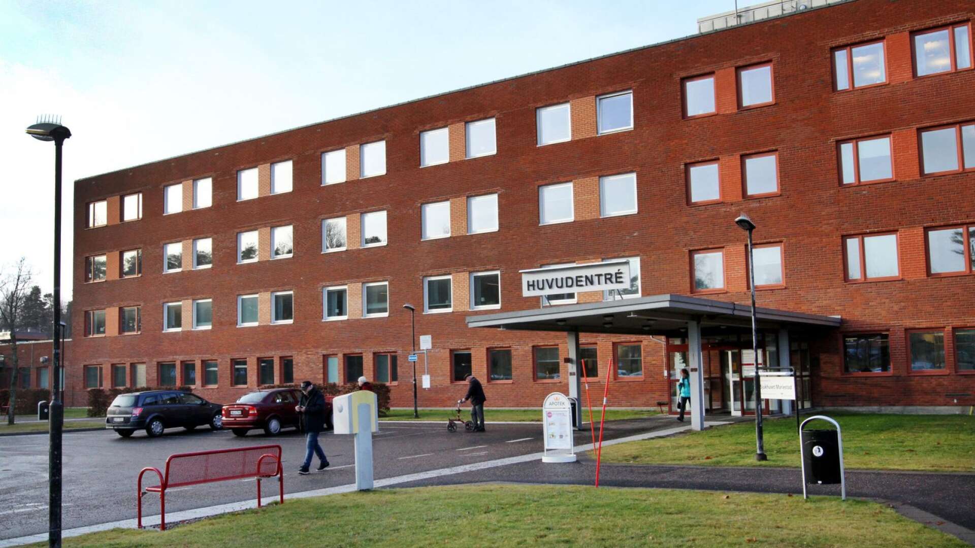 Östra hälso- och sjukvårdsnämnden motsätter sig en stängning av hudmottagningen och mottagningen för öron, näsa hals på sjukhuset i Mariestad.