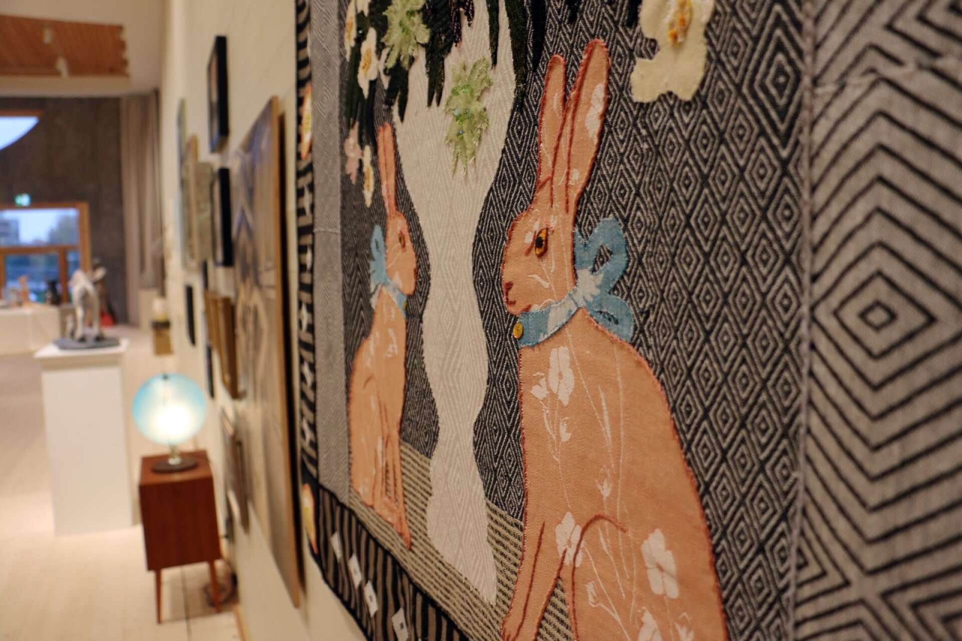 Tor Cederman bidrar med ett textilt verk med harar.