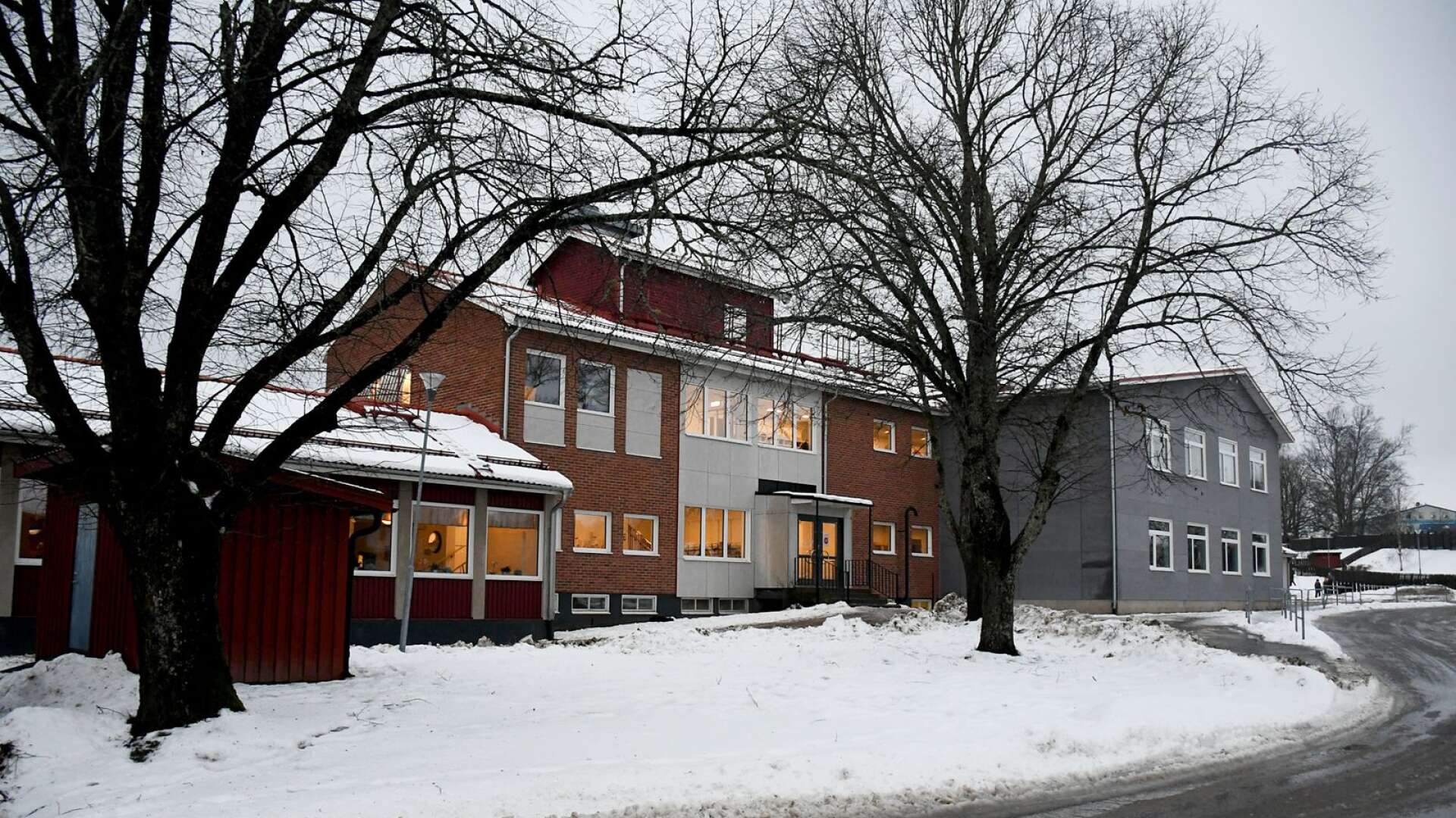 Två personer som har befunnit sig på Skäggebergsskolan har testats positivt för covid-19.
