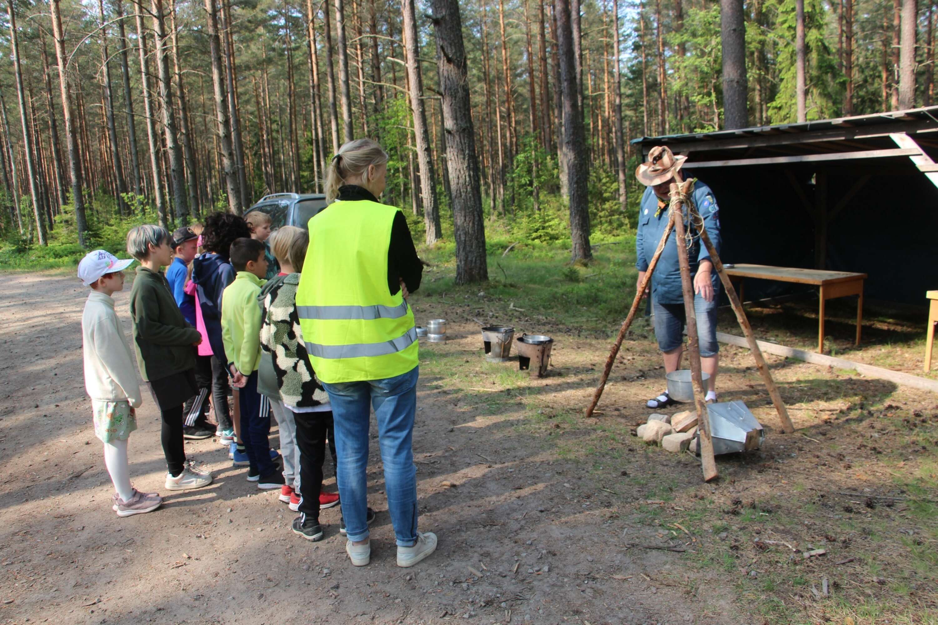 Kåke visade eleverna hur man kan laga mat i skogen.