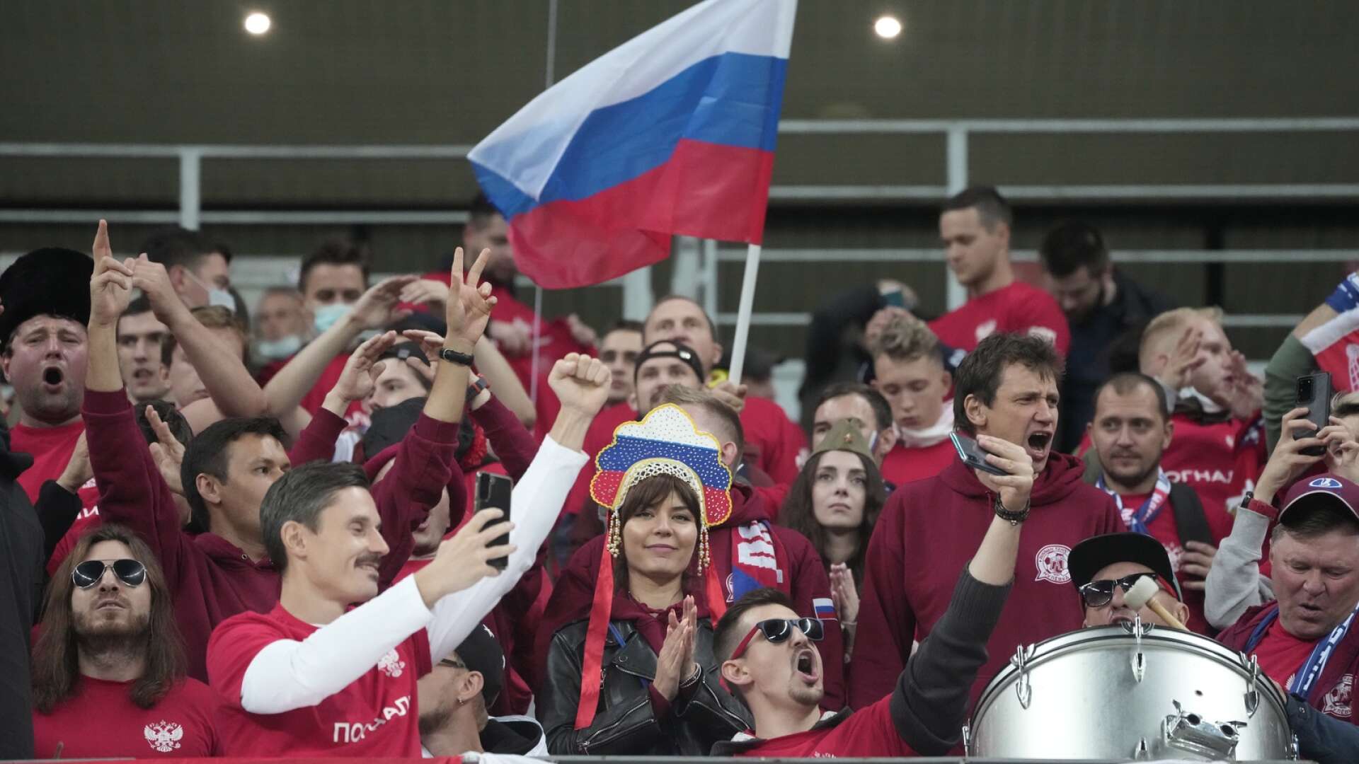 Ryska fotbollsfans under en VM-kvalmatch för Rysslands herrar i september 2021. Redan den här säsongen ska ryska ungdomslandslag välkomnas tillbaka till Uefa-turneringar.