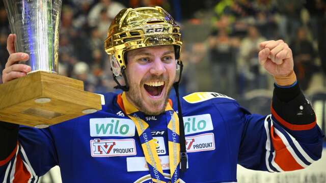 Joel Kellman jublar över SM-guldet med Växjö. Enligt Expressen kan den NHL-meriterade centern vara på väg till Färjestad.
