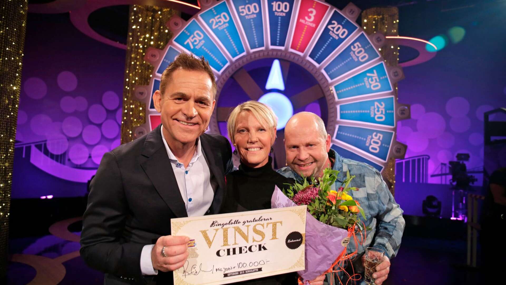 Bingolottos programledare Rickard Olsson tillsammans med miljonvinnarna Elisabeth Bystrand och Stefan Andersson från Töcksfors.