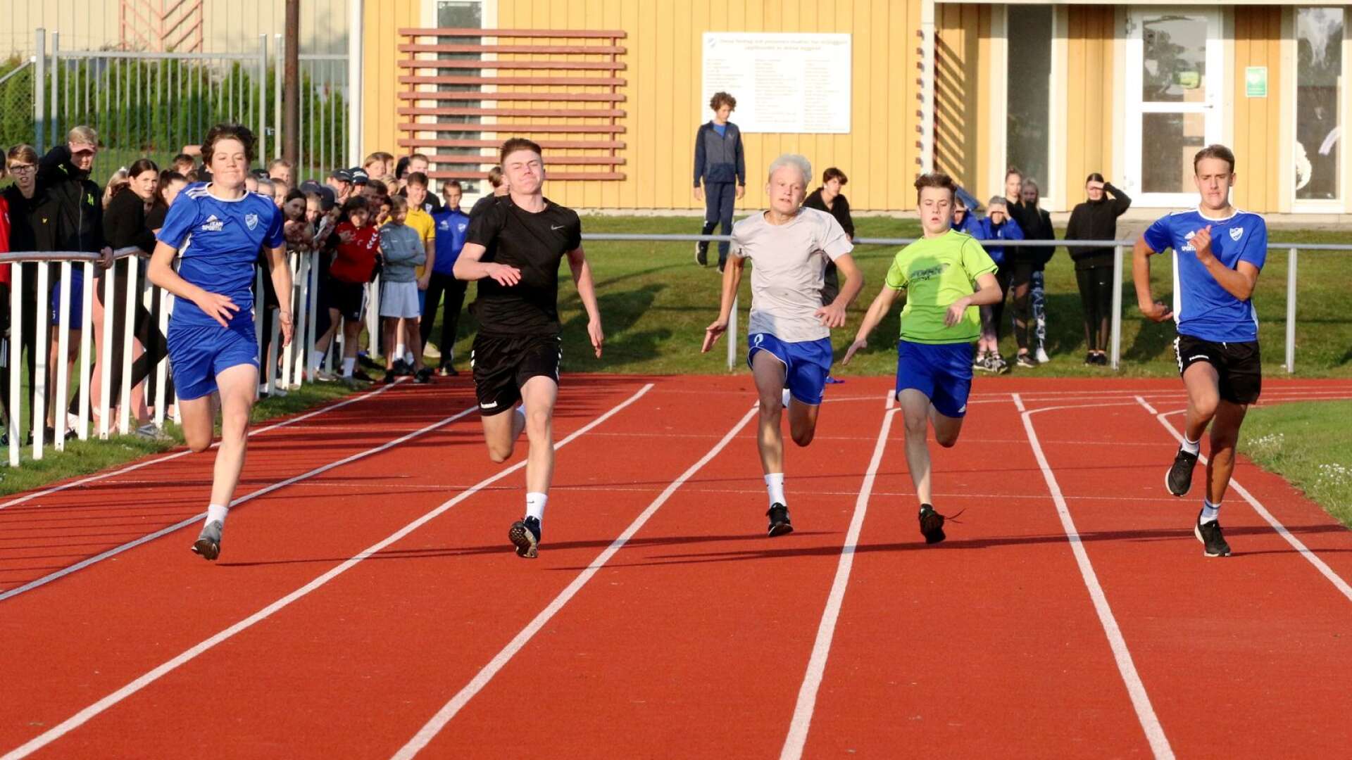 Rafflande lopp på 100 meter för pojkar i årskurs 9. Från vänster: Rasmus Göransson, Nils Runngren, Åke Olsson, Tim Uvegård och Axel Hedman.