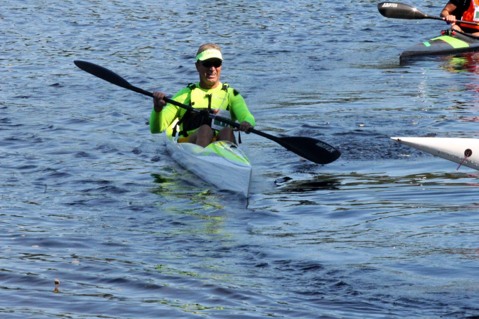 Dalsland Kanotmaraton 2022. Tommy Nerstrand som paddlat kanotmaraton många gånger lovorade nya banan och är här på väg in i mål.