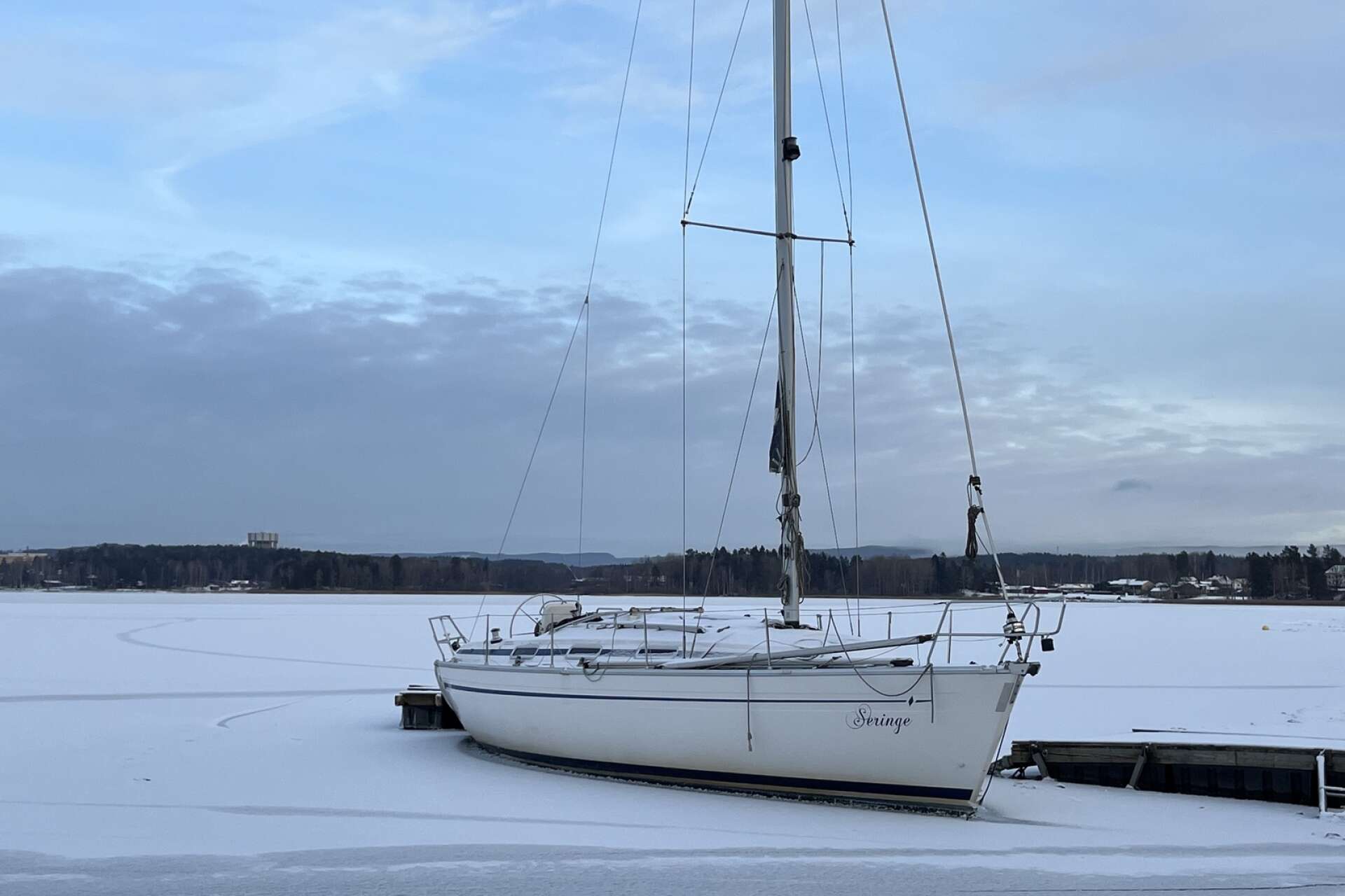 Den fastfrusna segelbåten är belägen i Björknäs.
