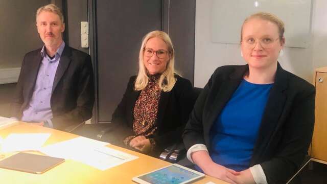Regionråden Erik Evestam (C), Åsa Johansson (S) och Elisabeth Björk (V) presenterade en minusbudget för 2023.