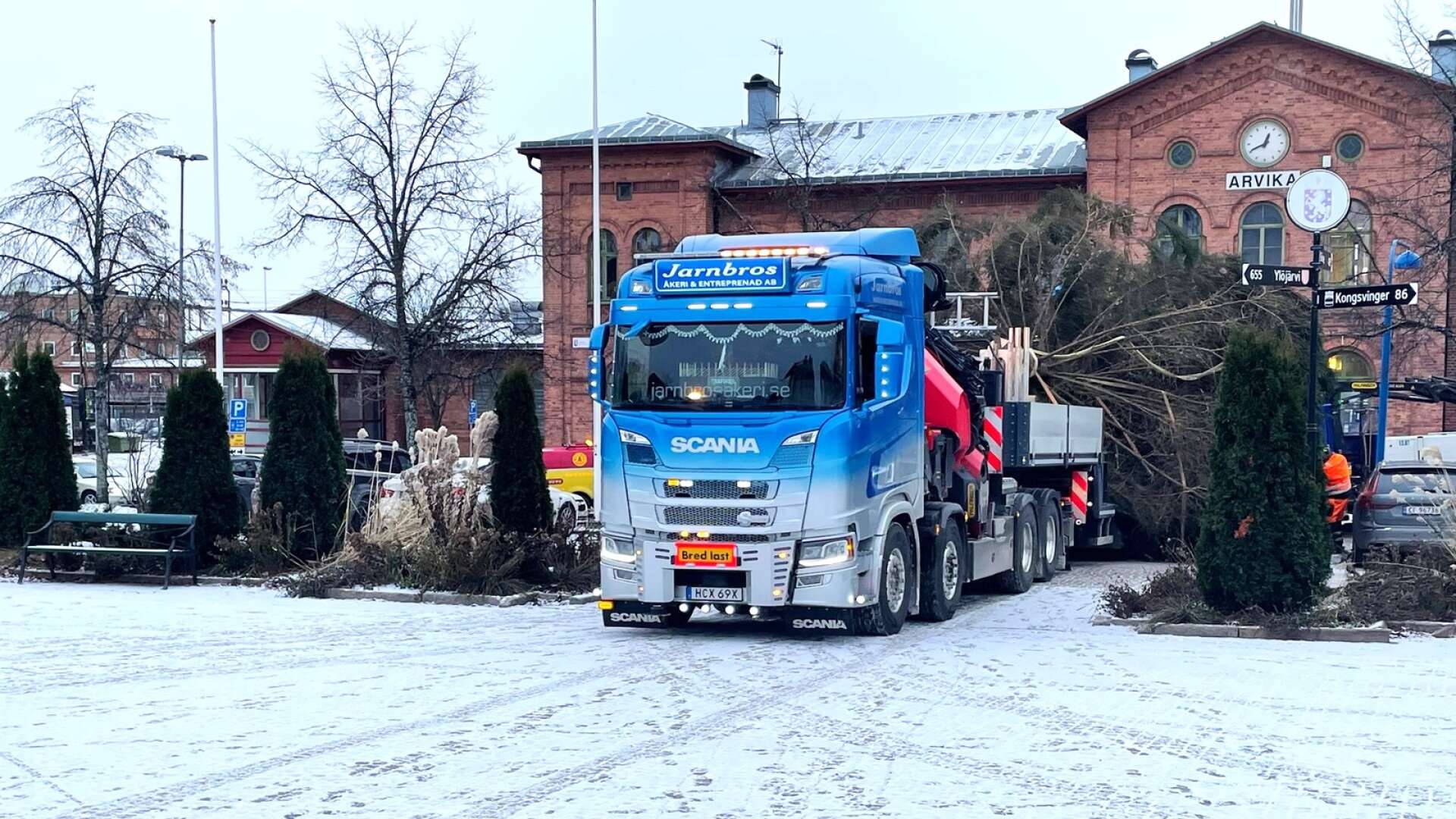 Här anländer årets julgran till torget i Arvika vid lunchtid på tisdag med hjälp av en kranbil.