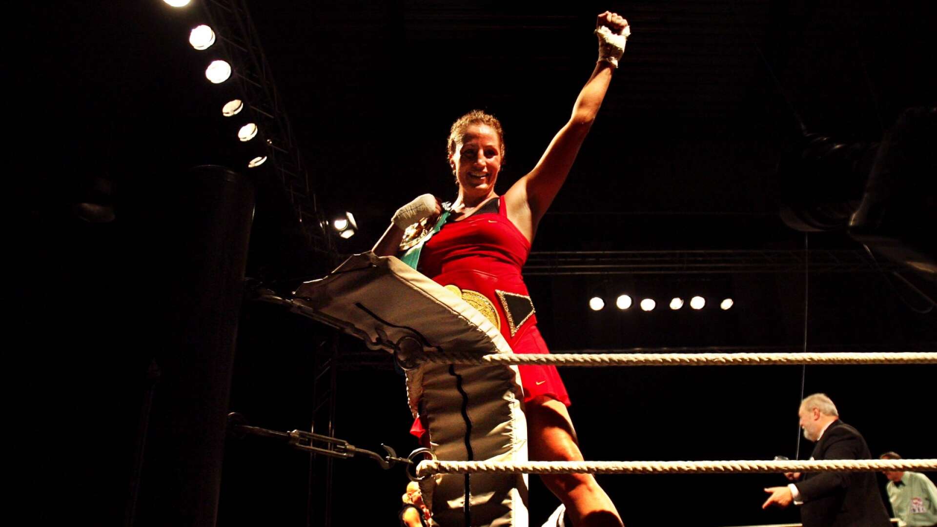 Banbrytaren och pionjären Anna Ingman från Karlstad blev världens bästa kvinnliga proffsboxare. Här förvandlas lycksaliga Anna till Tarzan i ringrepen efter VM-segern 2008.
