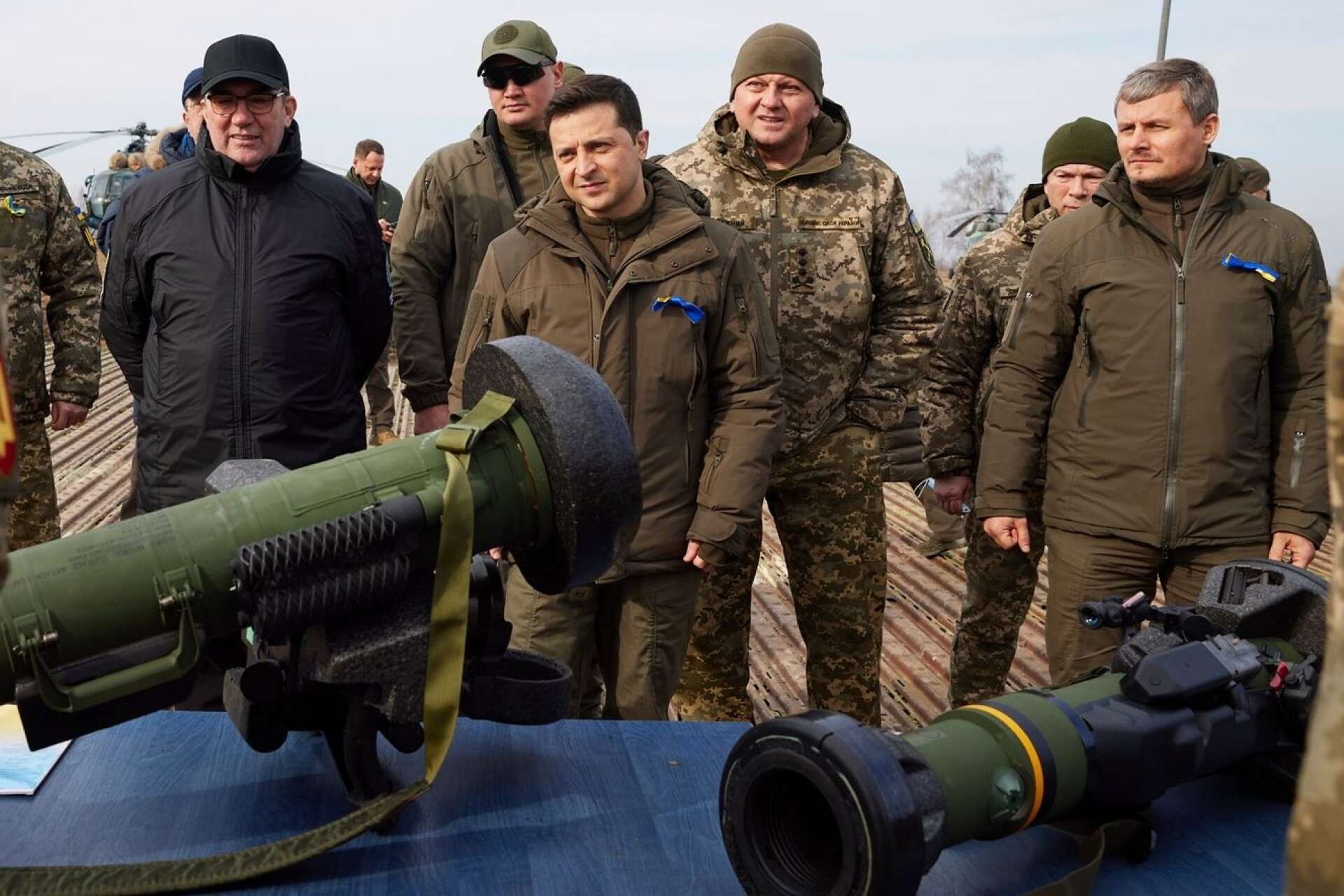 Ukrainske presidenten Volodymyr Zelenskyj får en demonstration av pansarvärnssystemet NLAW, utvecklat i Karlskoga, under en övning i Ukraina den 16 februari, det vill säga en dryg vecka innan Ryssland invaderade landet. Storbritannien skickade 2000 NLAW till Ukraina före kriget.