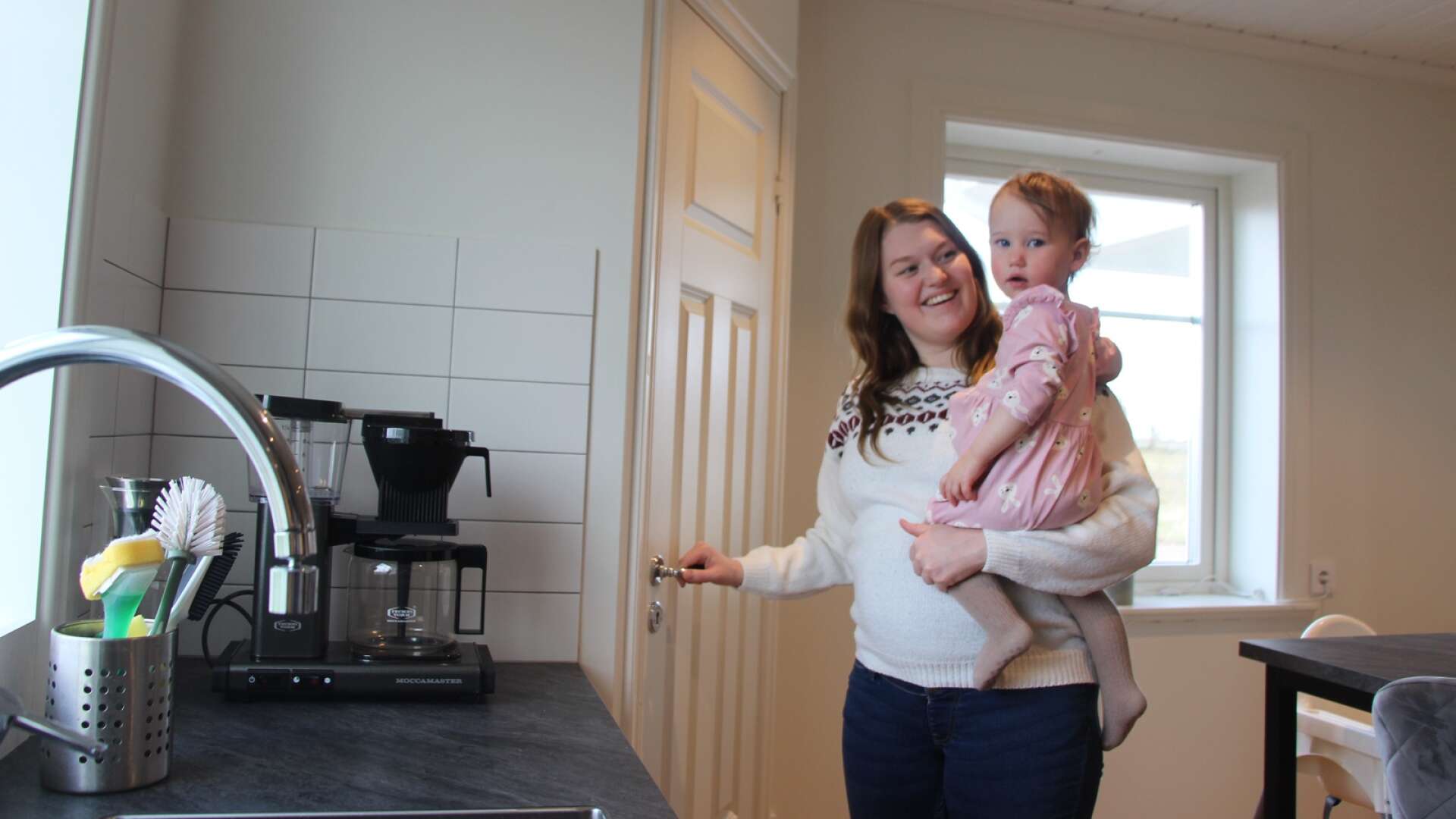 Dottern Annelise föddes drygt 1,5 vecka efter att Elin Ytterberg och sambon William Lindqvist flyttat in i sitt nybyggda hus utanför Odensåker. Nu väntar paret sitt andra barn.
