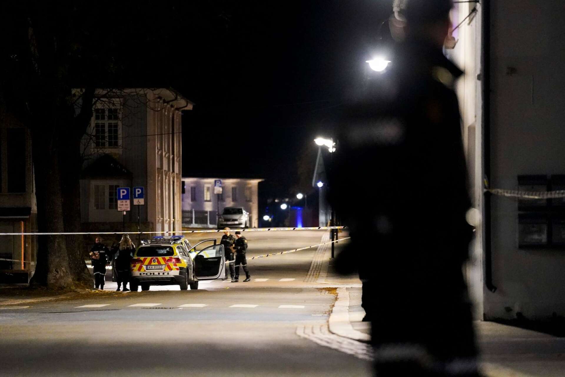 Polisen spärrade av ett stort område i Kongsbergs centrum efter händelserna på onsdagskvällen.
