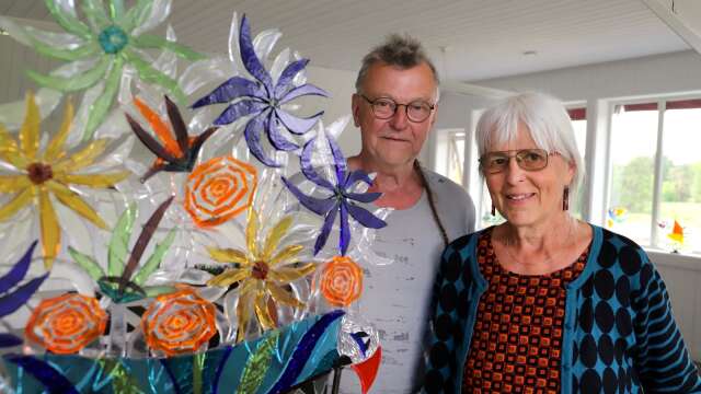 Den dynamiska konstnärsduon Karin Westman och Håkan Blomqvist visar sin glaskonst hos Mimmi Design i Grums i sommar. Då blir det fritt tolkade blommor i glada färger.