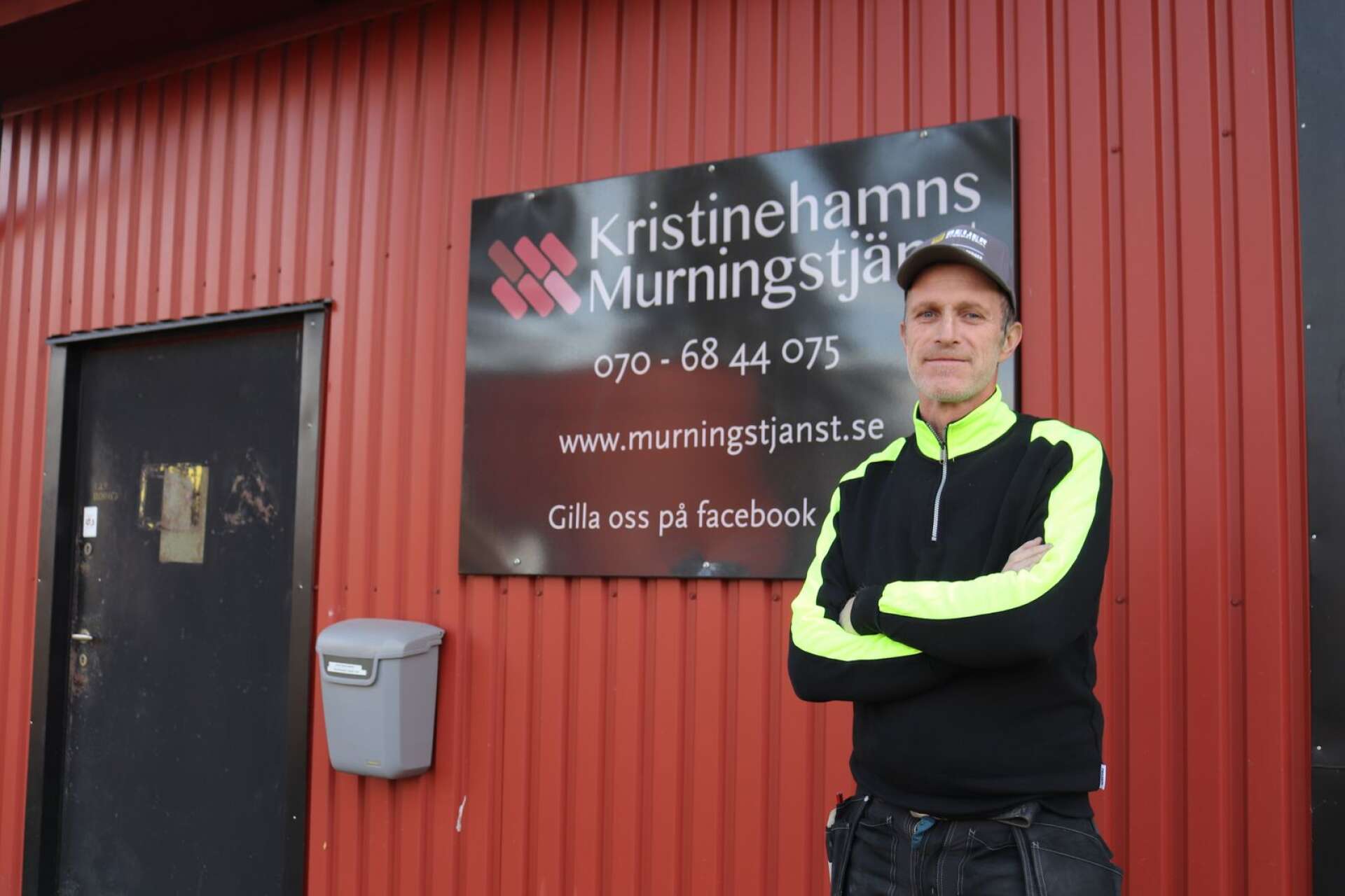 Magnus Melin har arbetat som murare i över 35 år. Sedan han startade eget företag för tolv år sedan har han inte sett ett sådant högt tryck på hans varor. De höga elpriserna kan vara en förklaring på den ökade efterfrågan.