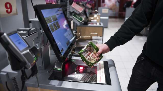 Allt fler butiker väljer att stänga ner snabbkassorna där man kan scanna sina varor och betala själv.