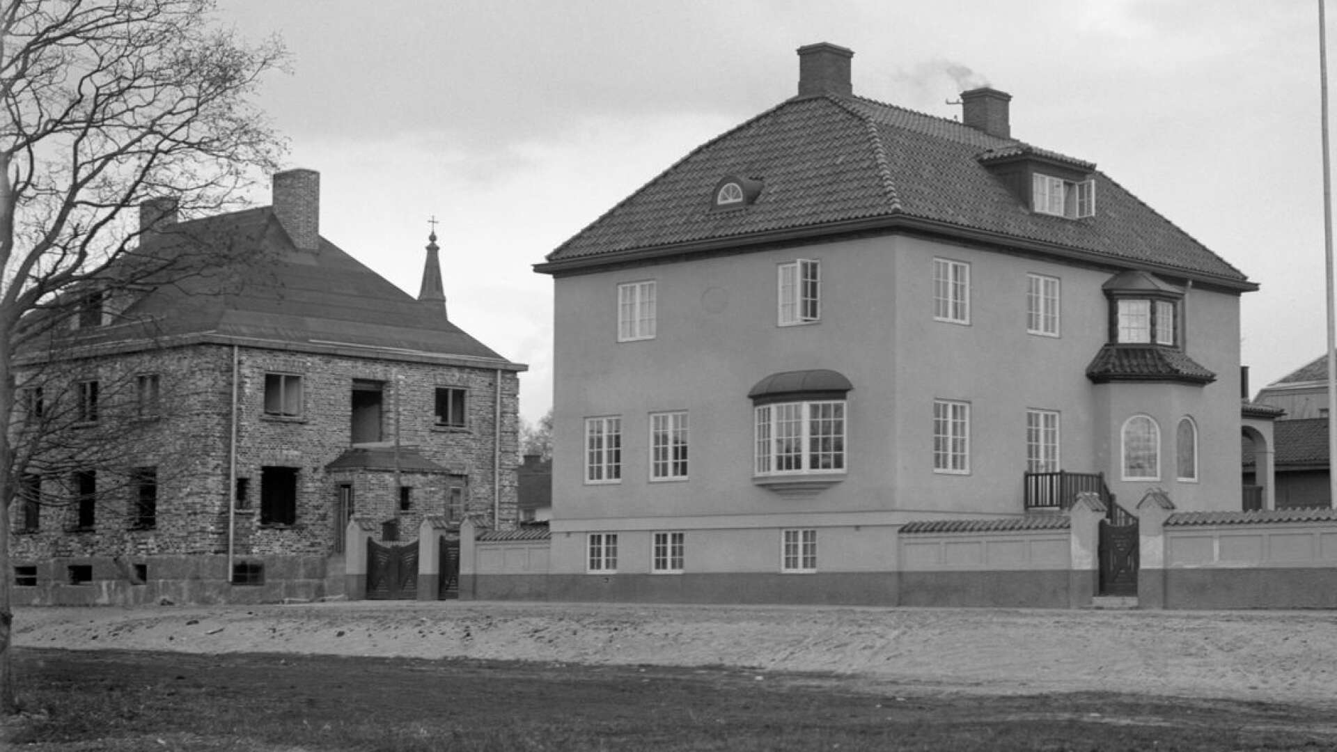 Villan på Sandgrundsgatan 1 när den byggdes tillsammans med det redan färdiga grannhuset.